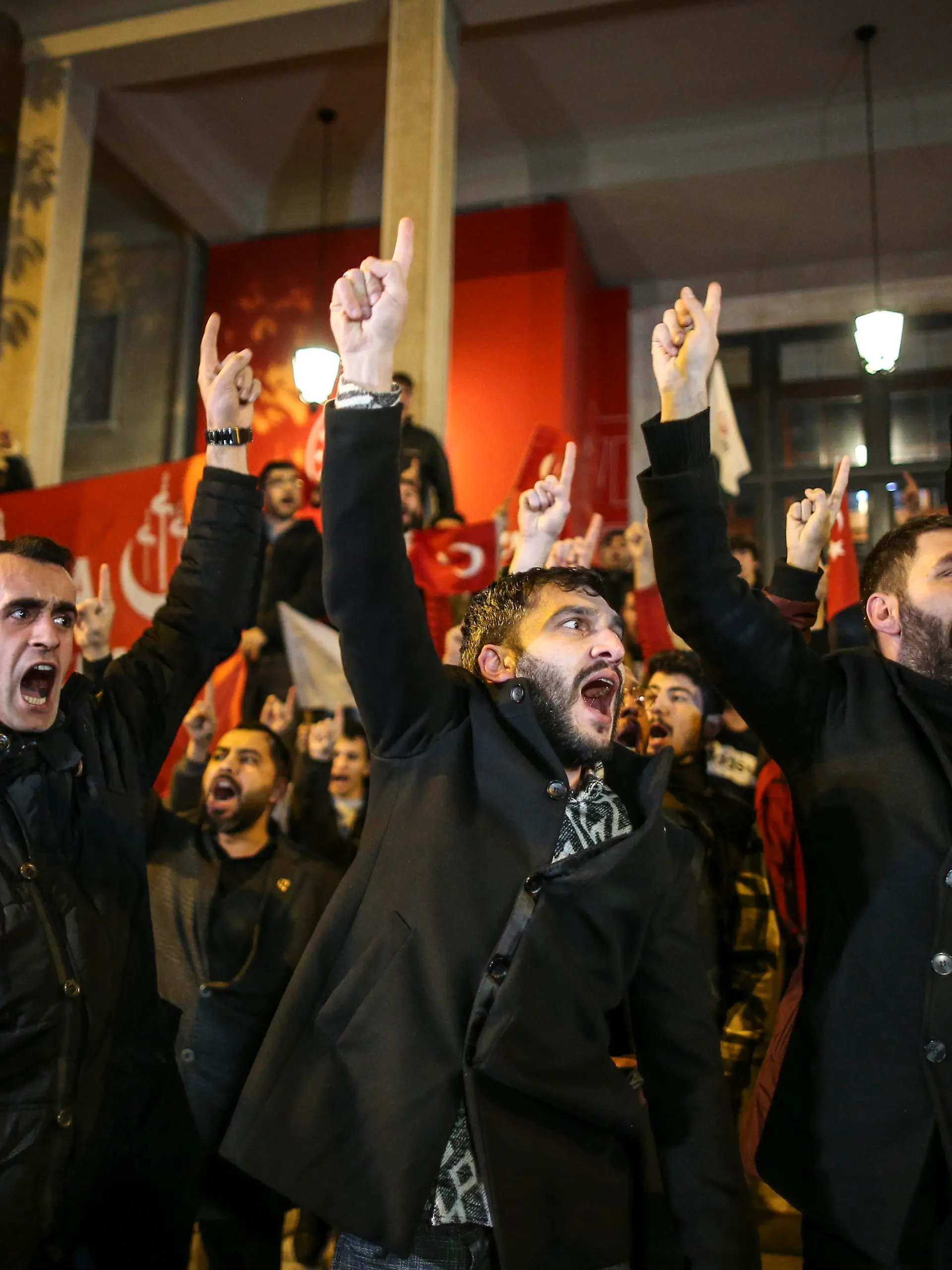 21.01.2023, Türkei, Istanbul: Menschen skandieren Parolen während eines kleinen Protests vor dem schwedischen Konsulat in Istanbul. Die Türkei hat am Samstag einen geplanten Besuch des schwedischen Verteidigungsministers abgesagt und damit auf die antitürkischen Proteste reagiert, die die Spannungen zwischen den beiden Ländern verschärft haben, da Schweden sich um die Zustimmung der Türkei zum NATO-Beitritt bemüht. Foto: Emrah Gurel/AP/dpa +++ dpa-Bildfunk +++