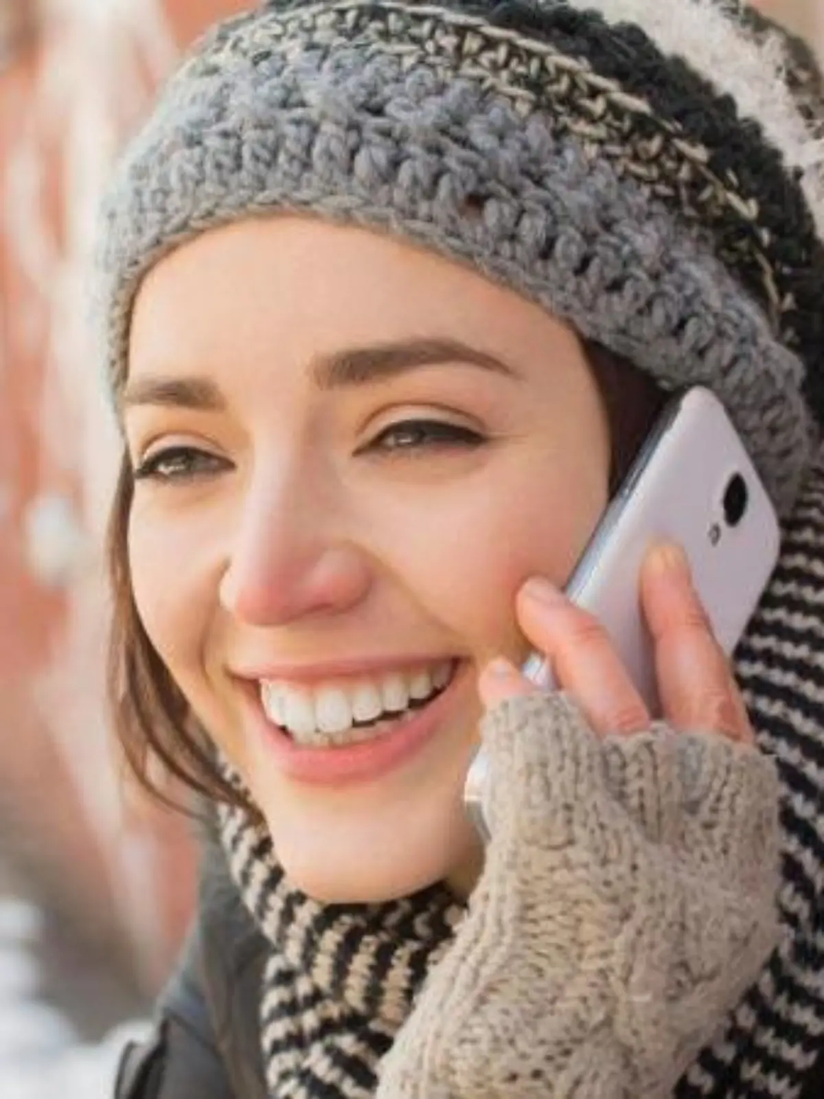 Nicht nur die Nutzer bibbern. Auch Smartphone und Co. leiden unter Kälte. Sinkt die Temperatur zu stark, sollte das Telefon nur kurz aus der Tasche geholt werden. Foto: Bildagentur-Online/ Tetra Images