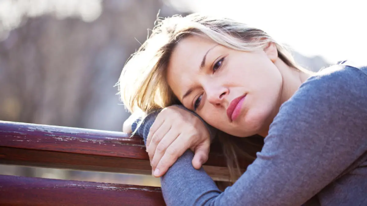 iStock 000016798863Small frau krank depression kopfschmerze