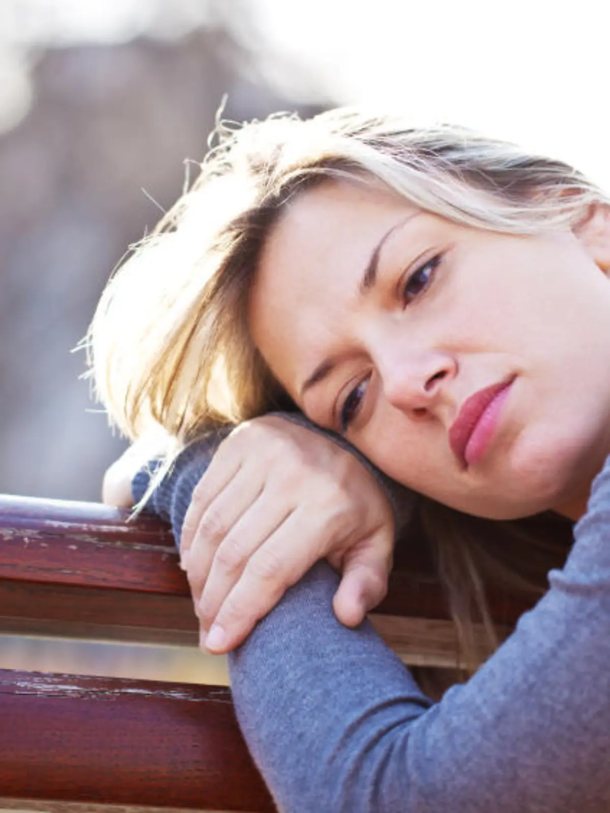 iStock 000016798863Small frau krank depression kopfschmerze