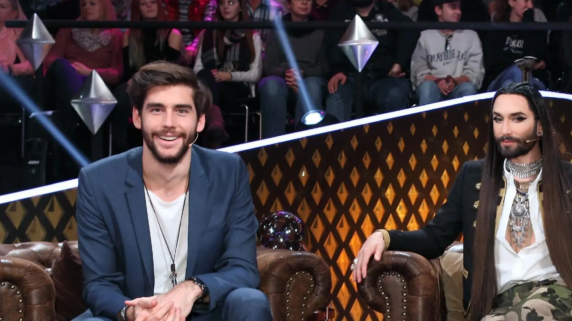 Die Jurymitglieder (v.l.), der spanisch-deutsche Popsänger Álvaro Soler, ESC-Gewinnerin Conchita und der irisch-amerikanische Sänger, Musiker und Komponist Angelo Kelly bewerten die Performances und vergeben Punkte an die Gesangstalente.