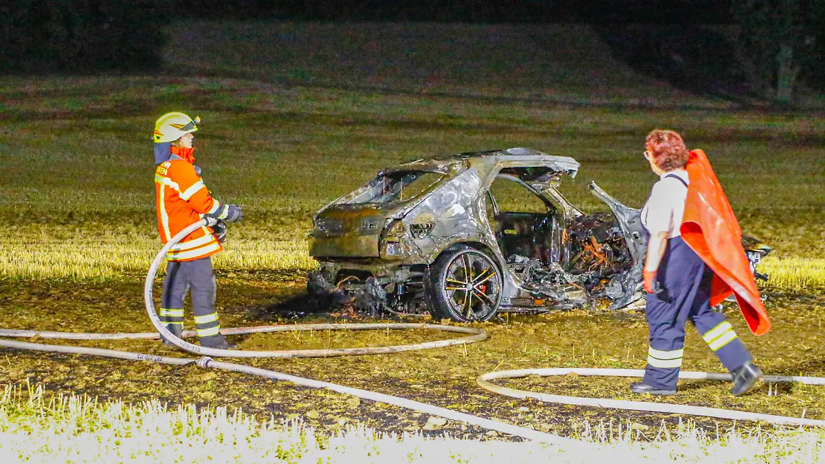 Tödliches Feuerdrama bei Kieselbronn im Enzkreis: ein Elektro-Hyundai überschlägt sich auf Kreisstraße und geht in Flammen auf.