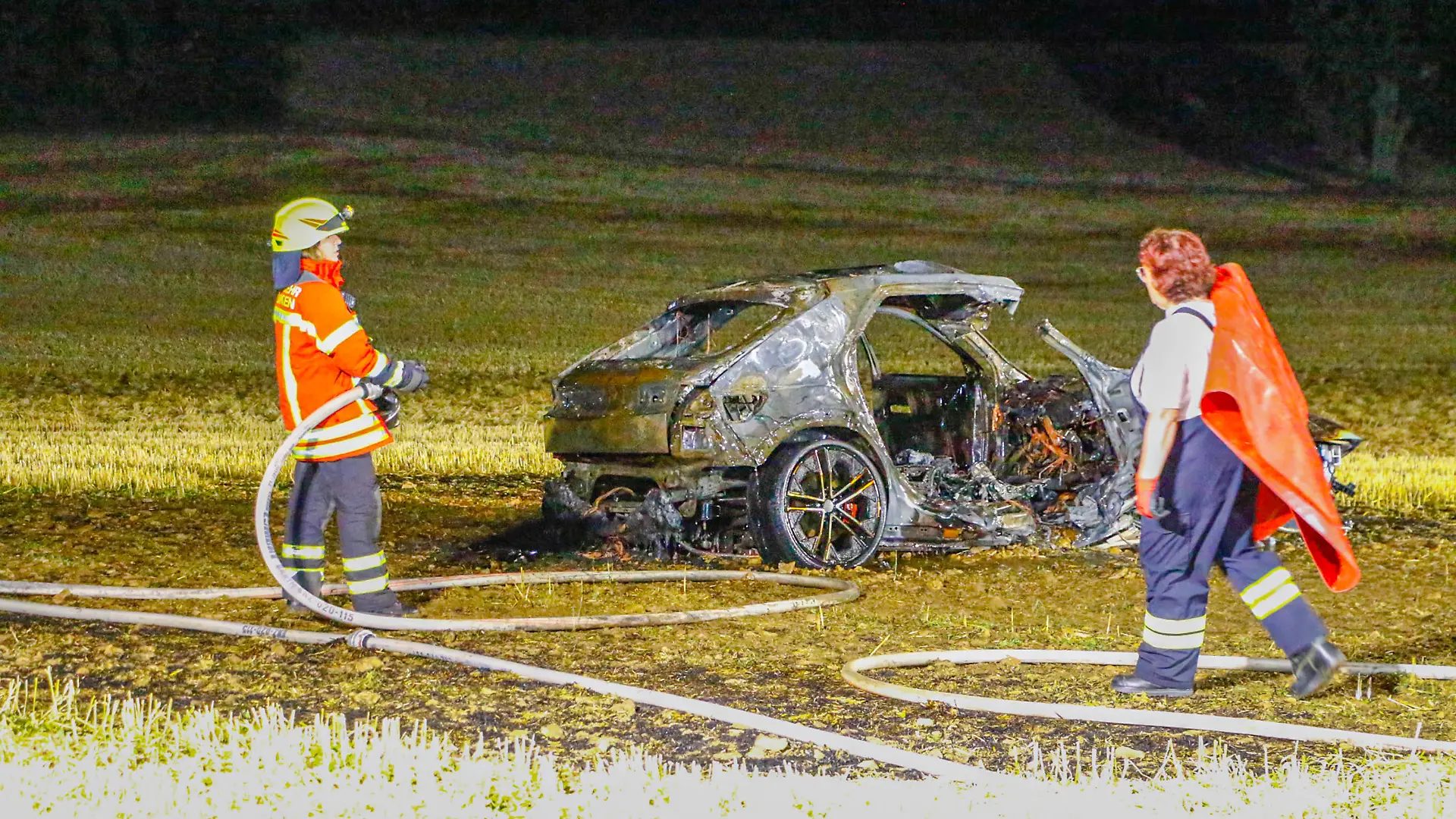 Tödliches Feuerdrama bei Kieselbronn im Enzkreis: ein Elektro-Hyundai überschlägt sich auf Kreisstraße und geht in Flammen auf.