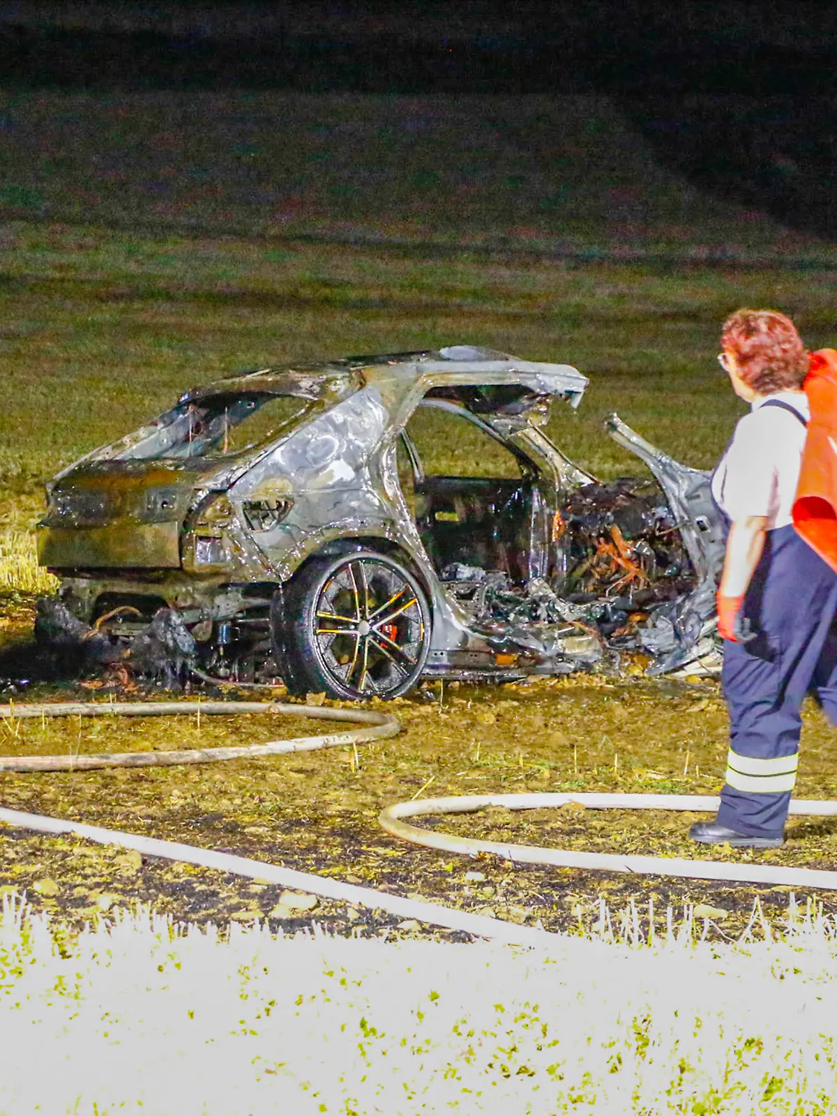 Tödliches Feuerdrama bei Kieselbronn im Enzkreis: ein Elektro-Hyundai überschlägt sich auf Kreisstraße und geht in Flammen auf.