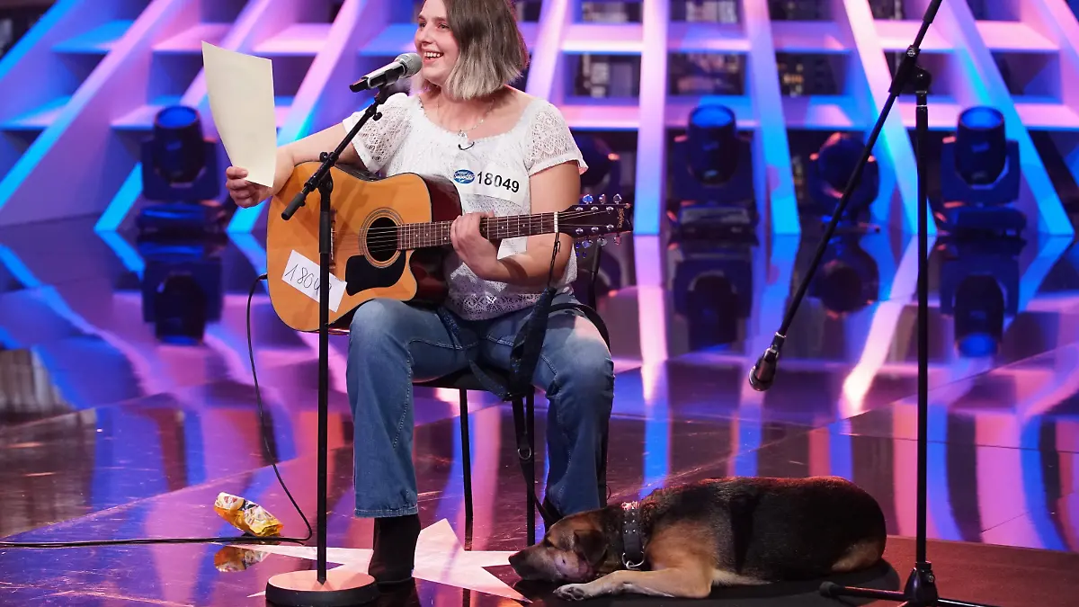 Das gab es noch nie bei "DSDS". Nicht Frauchen Nicolette Firchal aus KÃ¶ln ist im Recall sondern ihr Hund "Arames".