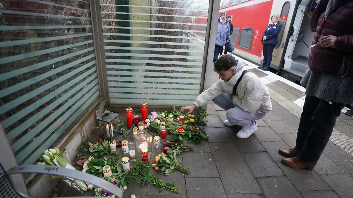 26.01.2023, Schleswig-Holstein, Brokstedt: Der 19-jährige Julian, Freund des Getöteten, legt Blumen auf dem Bahnsteig im Bahnhof von Brokstedt ab. Bei einer Messerattacke in einem Regionalzug von Kiel nach Hamburg sind am 25.01.2023 zwei Menschen getötet und sieben verletzt worden. Foto: Marcus Brandt/dpa +++ dpa-Bildfunk +++