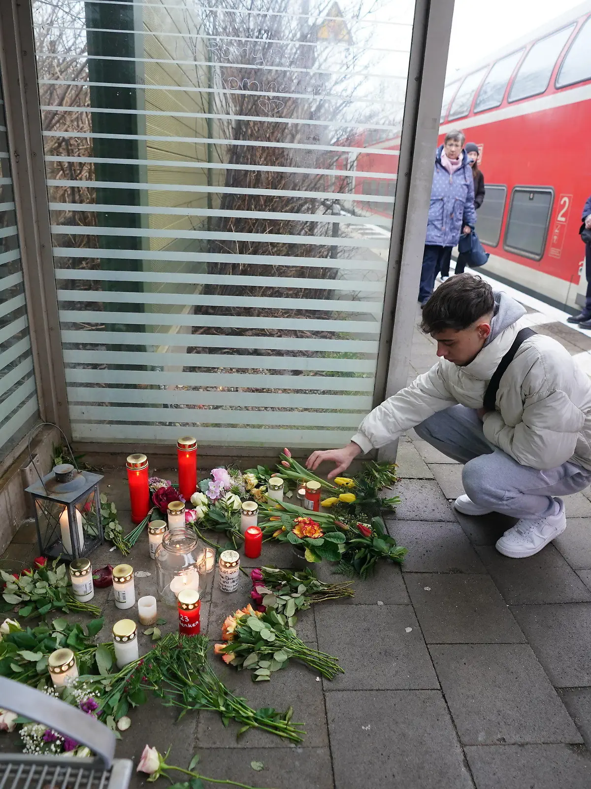26.01.2023, Schleswig-Holstein, Brokstedt: Der 19-jährige Julian, Freund des Getöteten, legt Blumen auf dem Bahnsteig im Bahnhof von Brokstedt ab. Bei einer Messerattacke in einem Regionalzug von Kiel nach Hamburg sind am 25.01.2023 zwei Menschen getötet und sieben verletzt worden. Foto: Marcus Brandt/dpa +++ dpa-Bildfunk +++