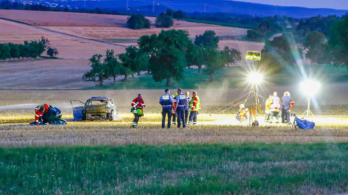 Ein junger Beifahrer stirbt noch an der Unfallstelle, der Fahrer erleidet schwere Verletzungen.