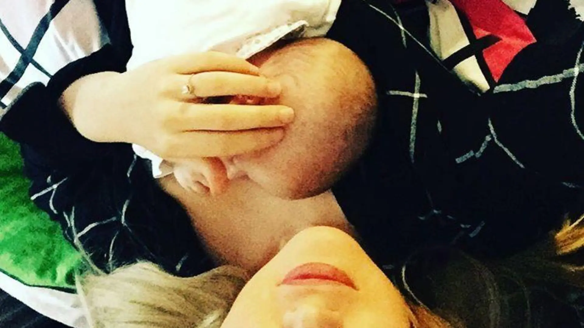 Sara Kulka und Töchterchen Annabell kuscheln.