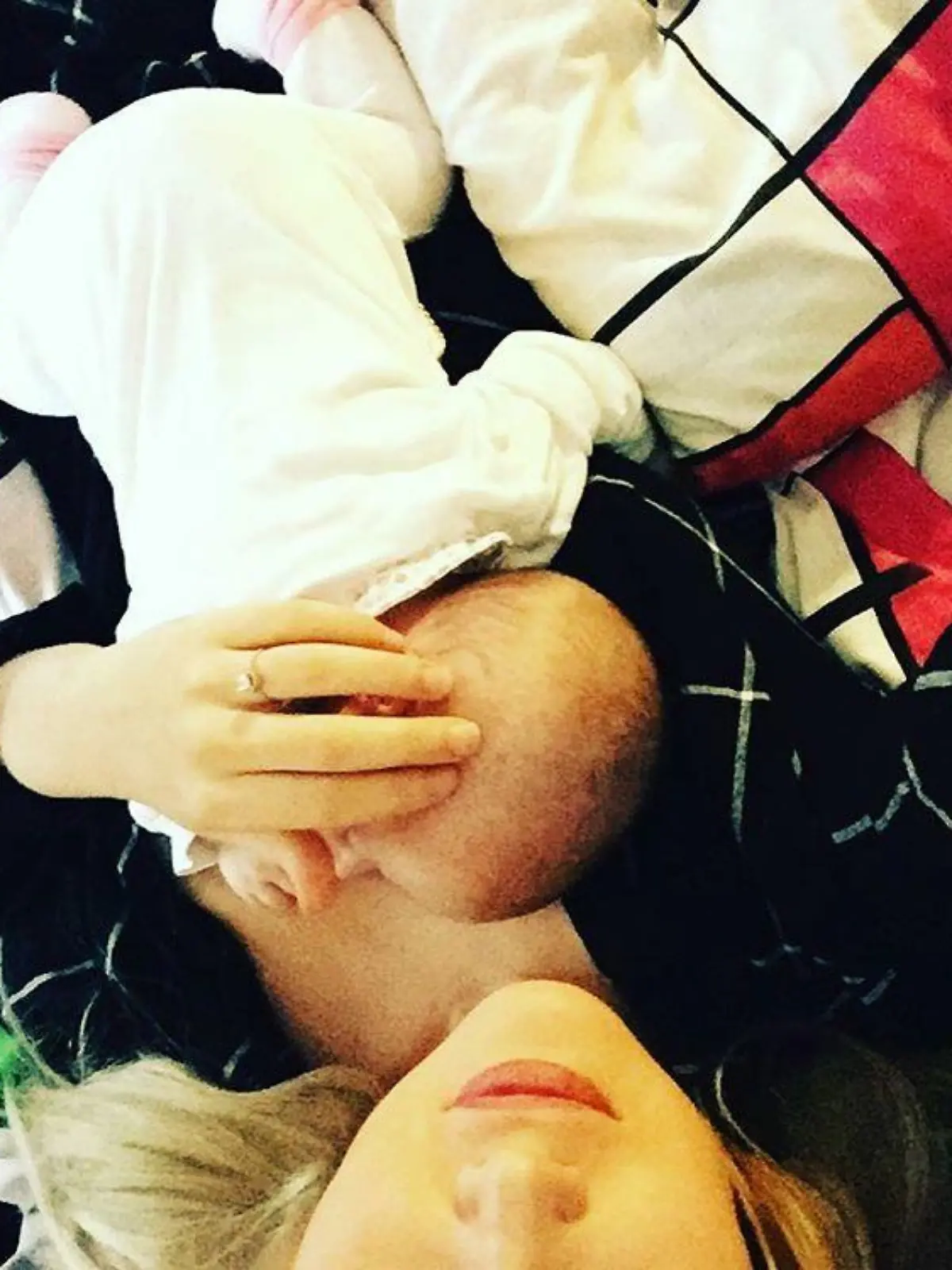 Sara Kulka und Töchterchen Annabell kuscheln.