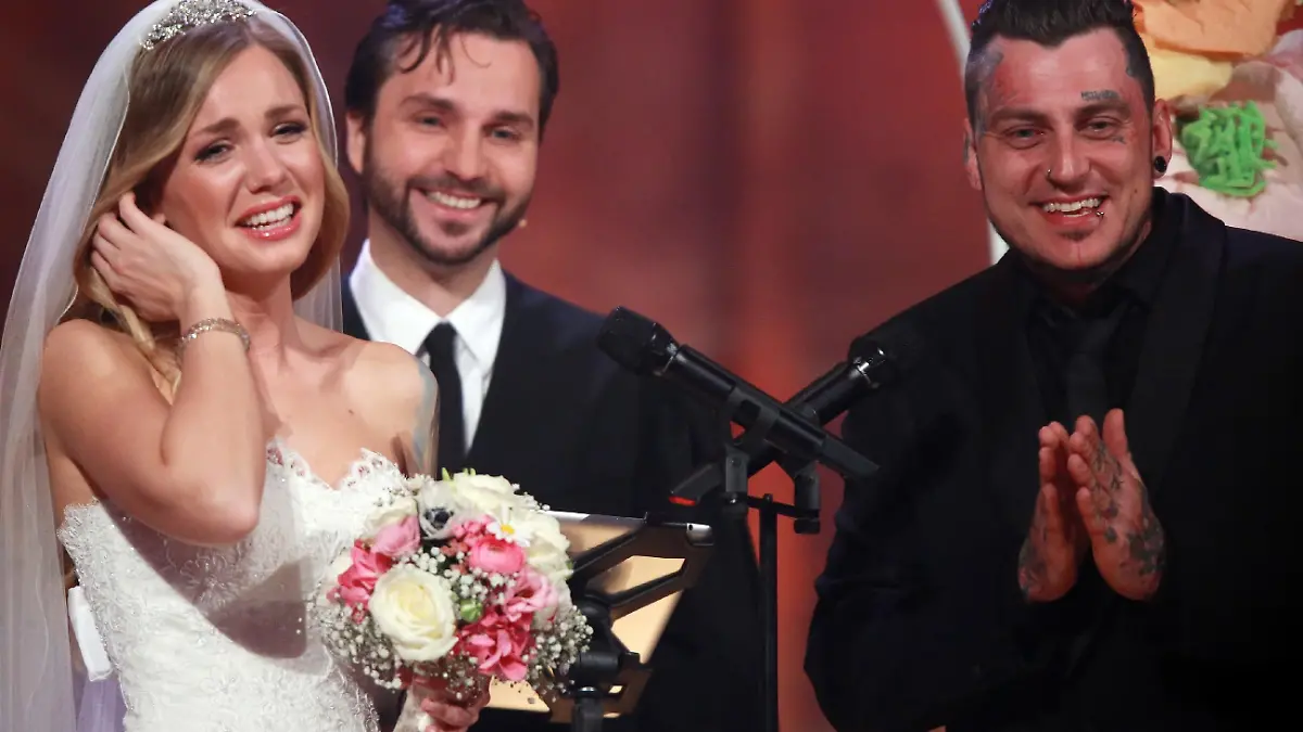 Sandra Berger und ihr Verlobter Victor heiraten in der Event-Show im Kloster Eberbach. In der Mitte Trauredner Samuel Diekmann.        Verwendung der Bilder für Online-Medien ausschließlich mit folgender Verlinkung:'Alle Infos zu 'Deutschland sucht den Superstar' im Special bei RTL.de: http://www.rtl.de/cms/sendungen/superstar.html