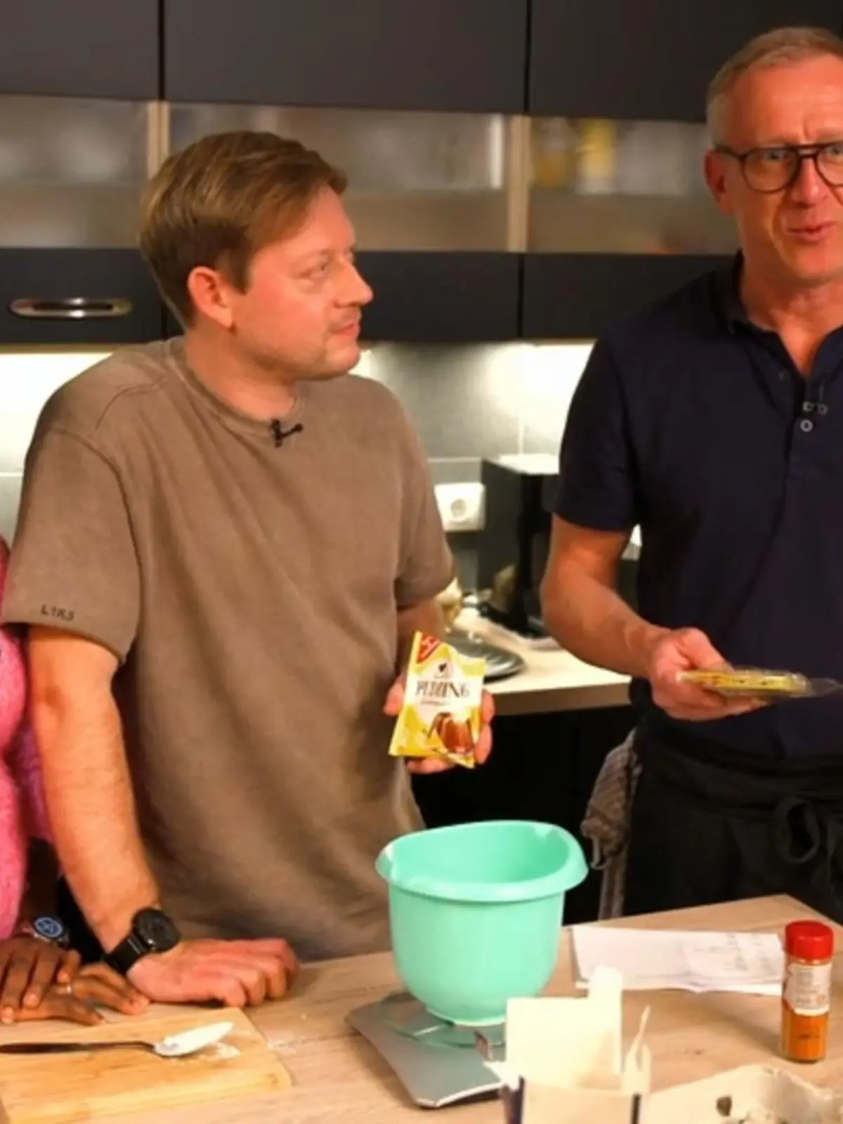 Wir haben mit Star-Koch Carsten Dorhs deshalb ein Experiment gewagt: Schafft er es, ein Drei-Gänge-Menü für vier Personen zu zaubern, das aus einer Vorsuppe, einer Lasagne und einem Schokoküchlein als Nachtisch besteht und das pro Person nur fünf Euro kostet?