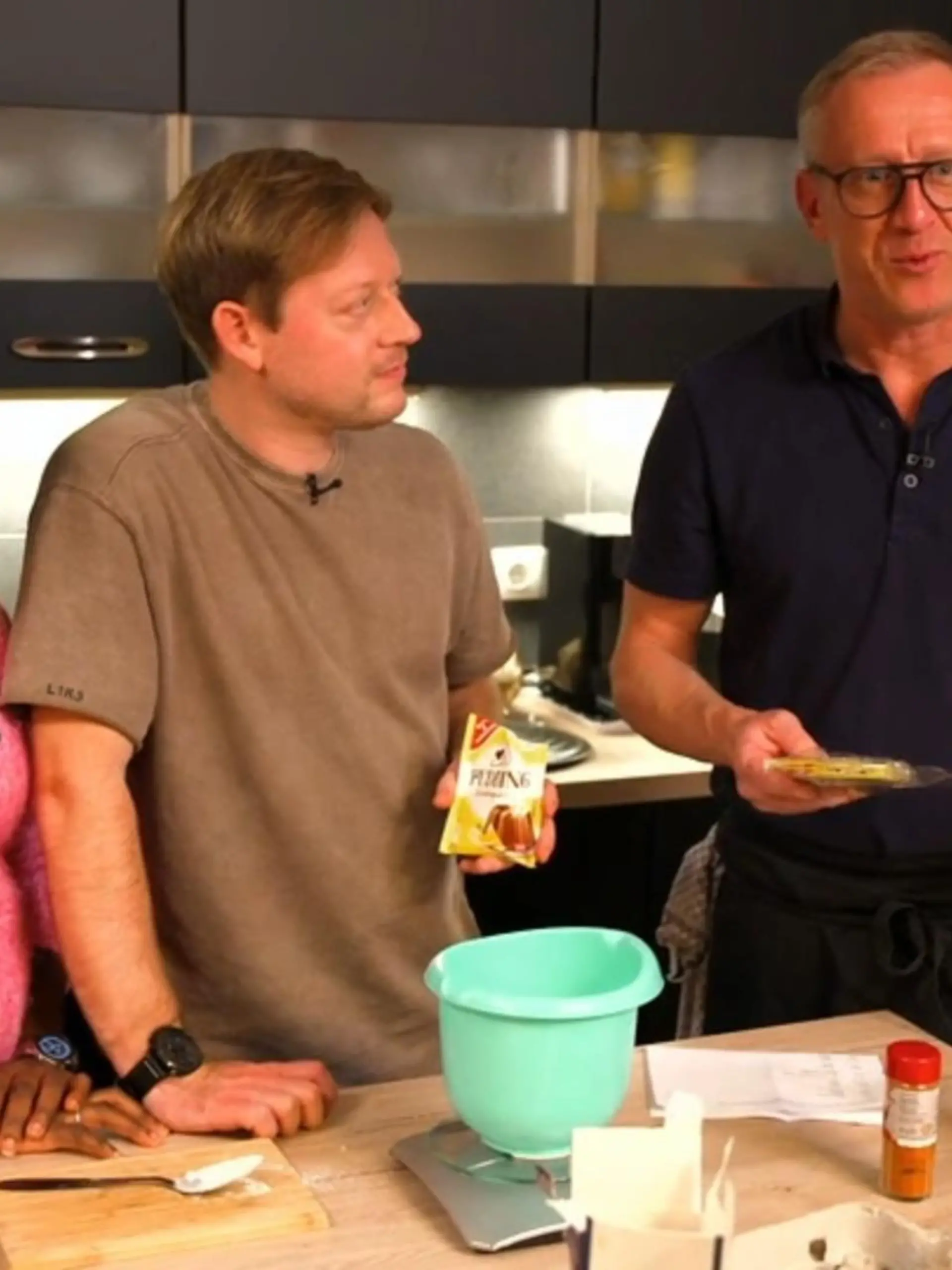 Wir haben mit Star-Koch Carsten Dorhs deshalb ein Experiment gewagt: Schafft er es, ein Drei-Gänge-Menü für vier Personen zu zaubern, das aus einer Vorsuppe, einer Lasagne und einem Schokoküchlein als Nachtisch besteht und das pro Person nur fünf Euro kostet?