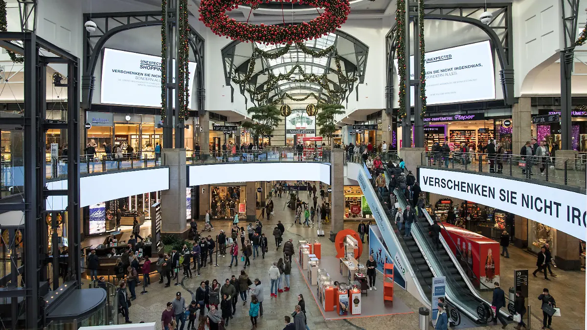 Kunden spazieren am 23.12.2016 in Oberhausen (Nordrhein-Westfalen) durch das Einkausfszentrum Centro. Nach zwei Festnahmen wegen der möglichen Vorbereitung eines Anschlags auf das Oberhausener Einkaufszentrum Centro gehen die Ermittlungen mit Hochdruck weiter. Foto: Bernd Thissen/dpa +++(c) dpa - Bildfunk+++