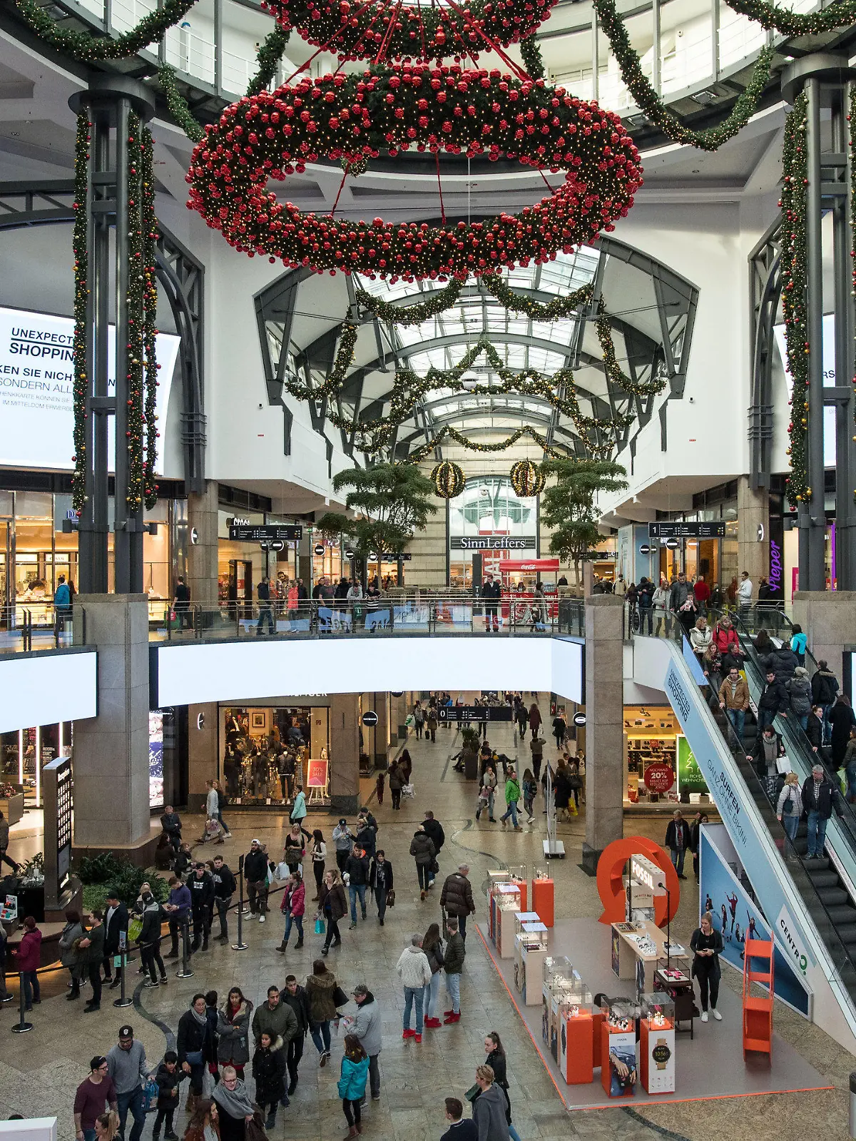 Kunden spazieren am 23.12.2016 in Oberhausen (Nordrhein-Westfalen) durch das Einkausfszentrum Centro. Nach zwei Festnahmen wegen der möglichen Vorbereitung eines Anschlags auf das Oberhausener Einkaufszentrum Centro gehen die Ermittlungen mit Hochdruck weiter. Foto: Bernd Thissen/dpa +++(c) dpa - Bildfunk+++
