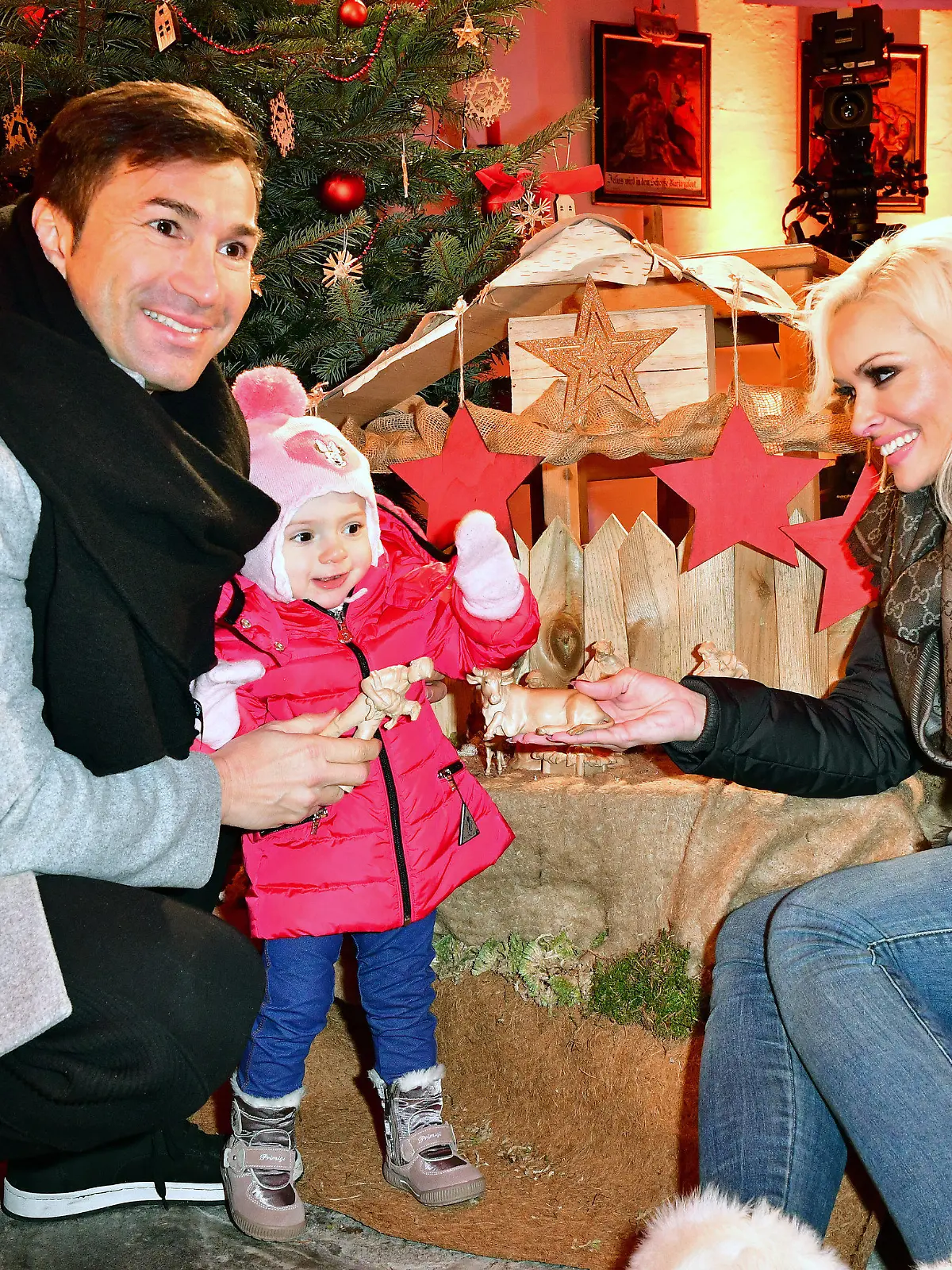 TV Star Daniela Katzenberger, ihr Mann Lucas Cordalis und ihre Tochter Sophia lachen am 22.12.2016 in der Kapelle auf Schloss Prielau in Zell am See. Das Paar befindet sich bei den Vorbereitungen ihres Weihnachtsfestes «Daniela und Lucas - das Weihnachtsfest Live», zu sehen am 24.12.2016 auf RTL II. Foto: Ursula Düren/dpa +++(c) dpa - Bildfunk+++