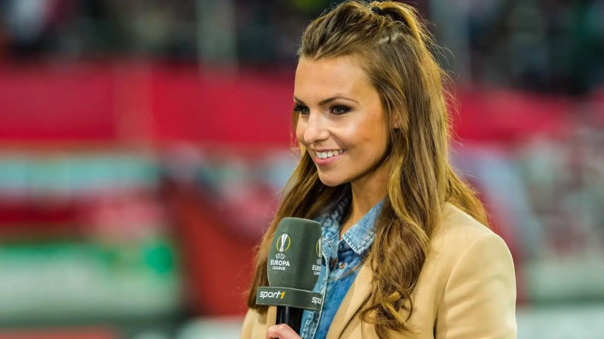 Laura Wontorra moderiert bei Sport 1 und Sky