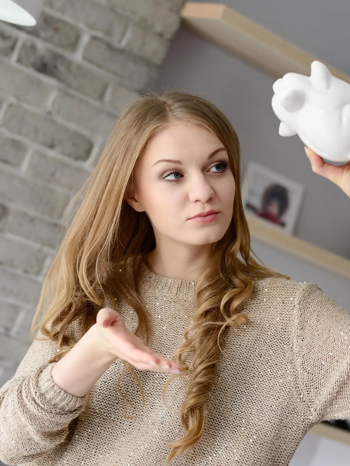 Teenager leert Sparschwein