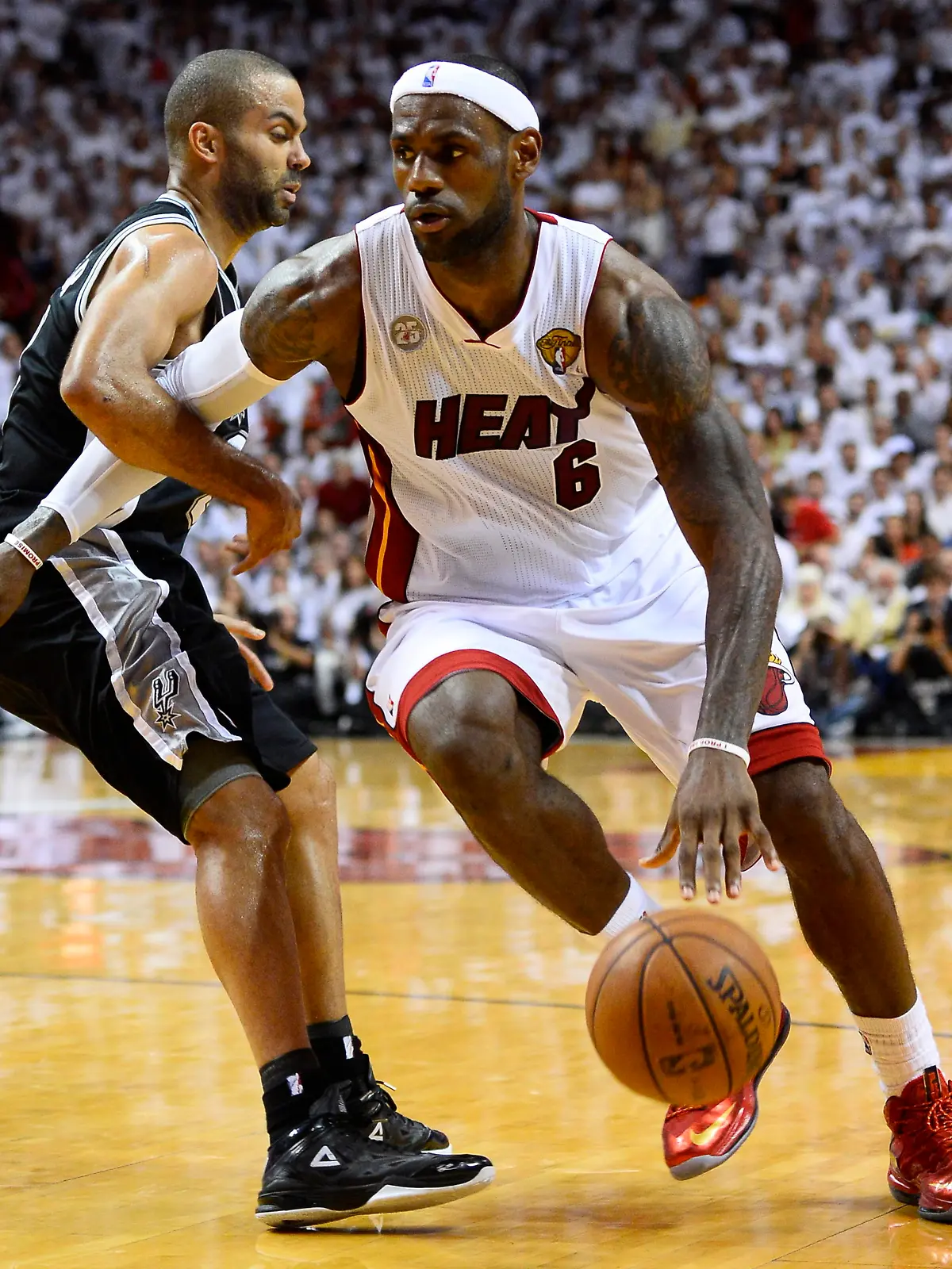 epa03753849 Miami Heat small forward LeBron James (R) drives past San Antonio Spurs point guard Tony Parker (L) during the first half of game seven of the NBA Finals at the American Airlines Arena in Miami, Florida, USA, 20 June 2013. The winner of game seven will be the NBA Finals Champion. EPA/LARRY W. SMITH CORBIS OUT ++