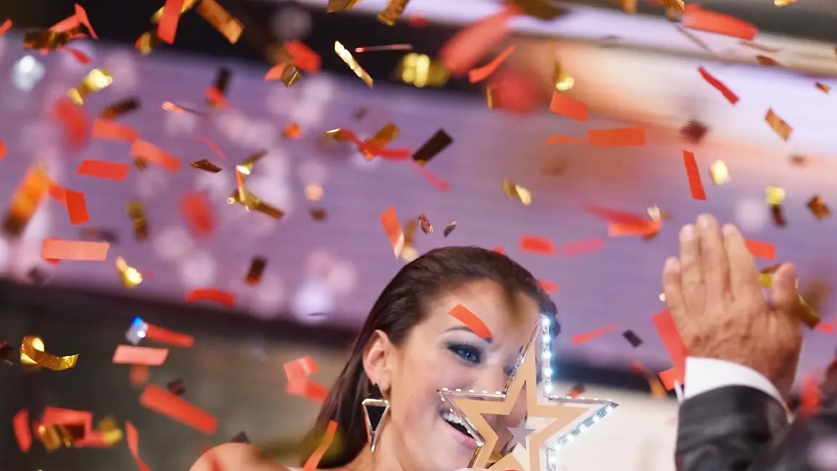 Angel Flukes gewinnt "Das Supertalent 2016". Jurymitglied Dieter Bohlen gratuliert als erster.