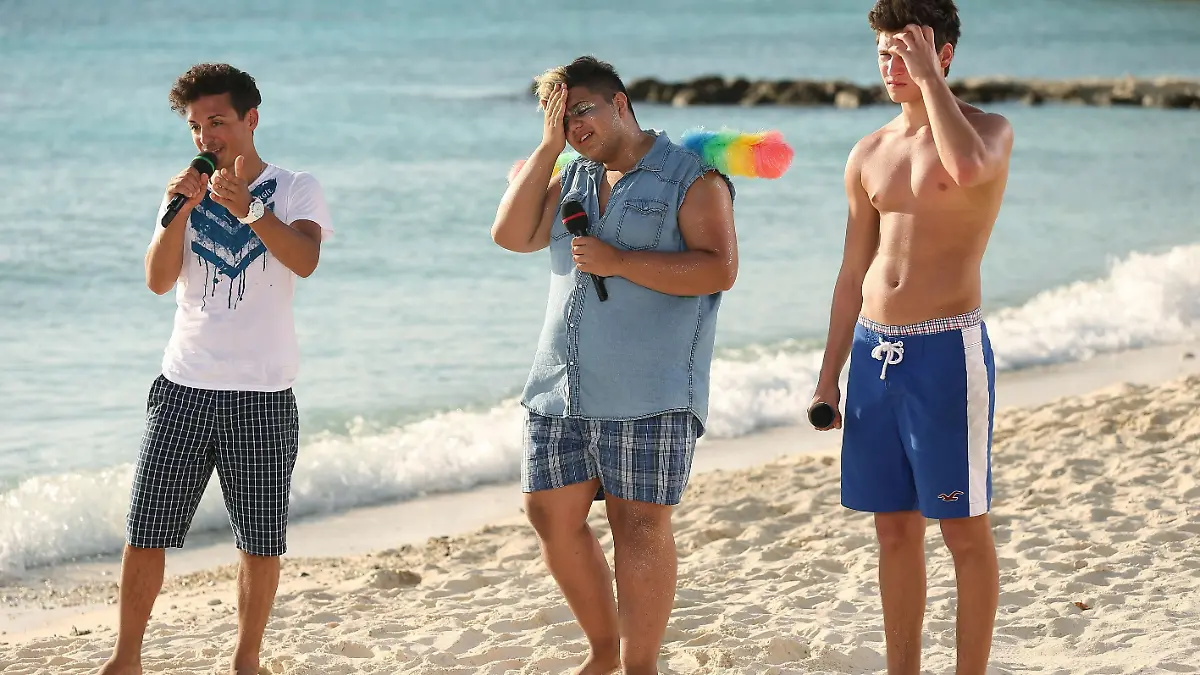 V.l.: Piero Lama, Daniel Abazi und Wincent Weiß bei ihrem Gruppensong am Strand.