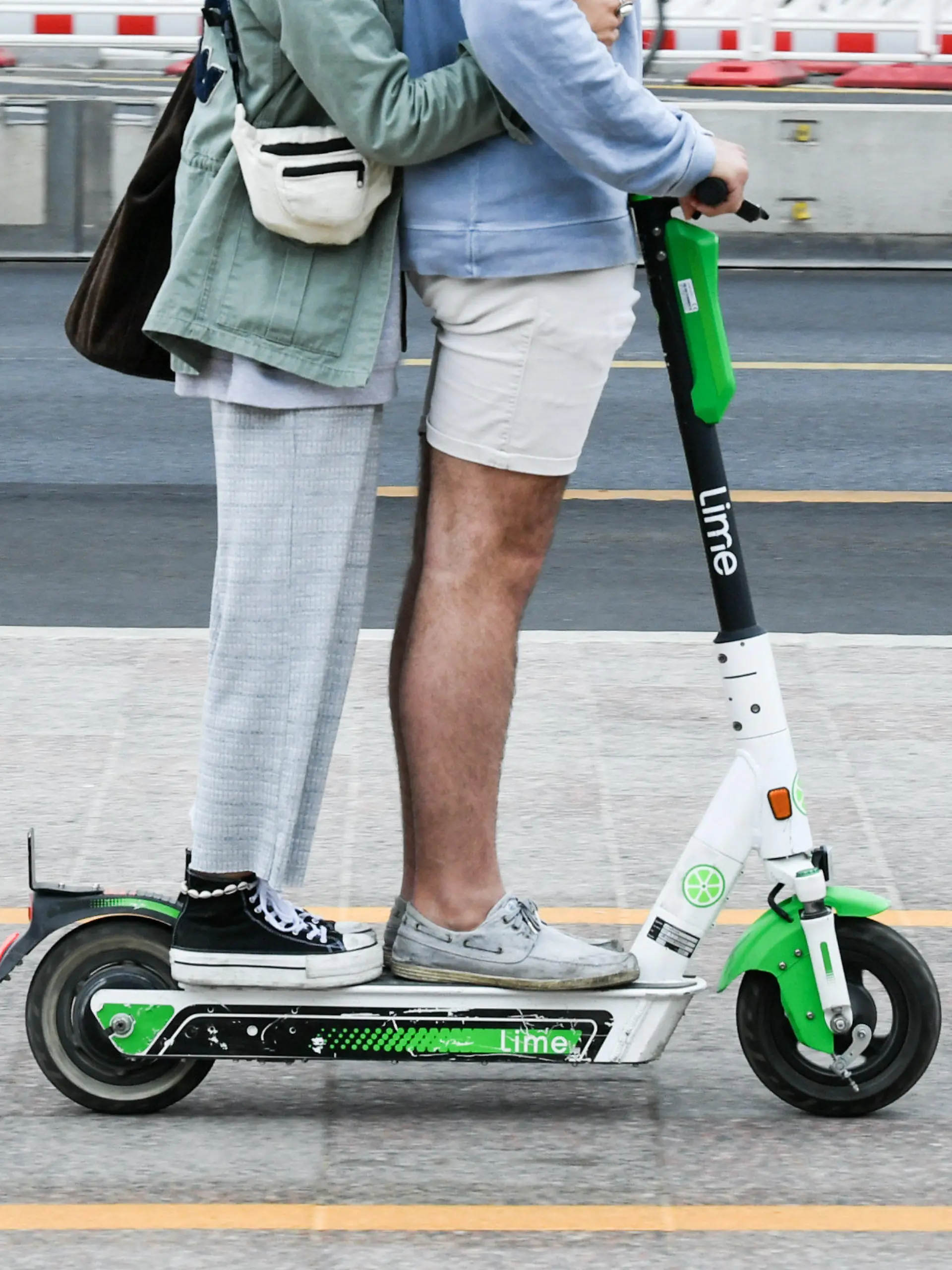 ARCHIV - 05.07.2019, Berlin: Zwei Personen fahren gemeinsam gleichzeitig auf einem E-Tretroller. Bundesverkehrsminister A. Scheuer hat die Kommunen nun zu einem härterem Durchgreifen aufgerufen. «Um den Schutz der schwächeren Verkehrsteilnehmer jederzeit zu gewährleisten, sind wir dabei auf die Mitwirkung der Städte und Kommunen angewiesen», heißt es in einem Brief des CSU-Politikers an den Präsidenten des Deutschen Städtetags. (zu dpa "Scheuer für härteres Durchgreifen bei Verstößen von E-Scooter-Fahrern") Foto: Jens Kalaene/dpa-Zentralbild/dpa +++ dpa-Bildfunk +++