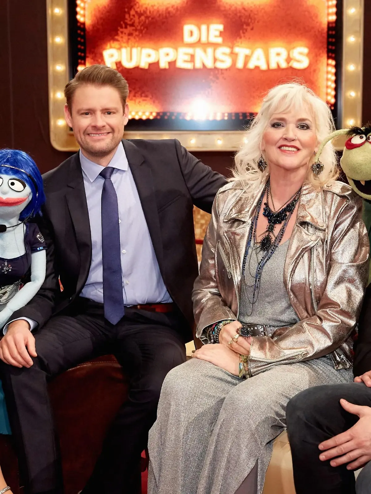 "Die Puppenstars" wird moderiert von Mirja Boes (l.) mit Unterstützung von Aufnahmeleiterin Miss Izzy (2.v.l.). In der Jury (v.r.): Martin Reinl, "Kakerlake", Gaby Köster und max Giermann