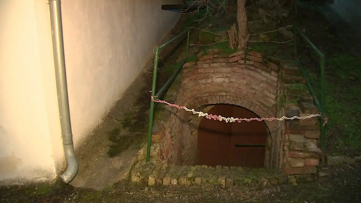 Obritz - Paar verschanzt sich mit kleinen Kindern in Keller