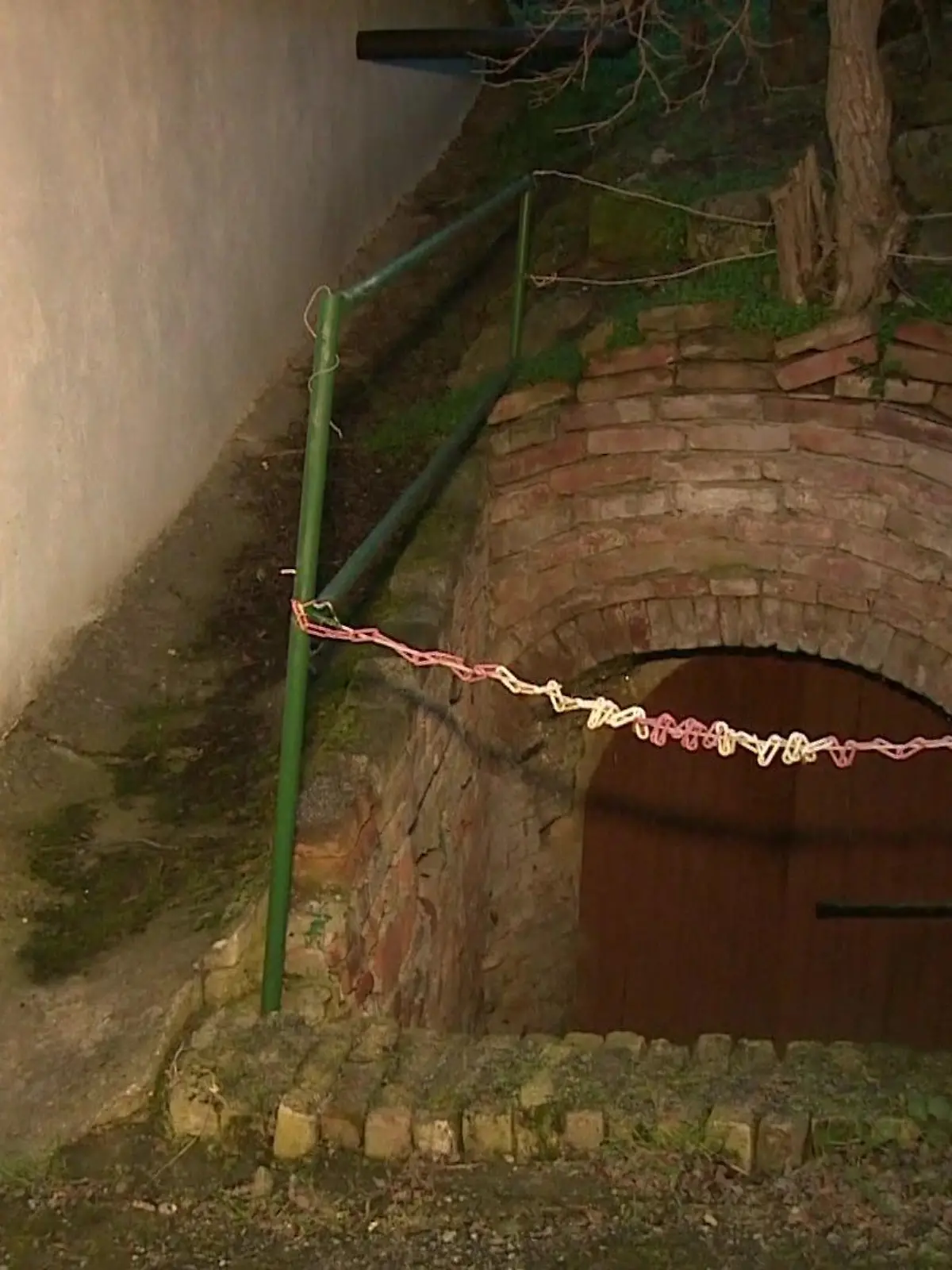 Obritz - Paar verschanzt sich mit kleinen Kindern in Keller