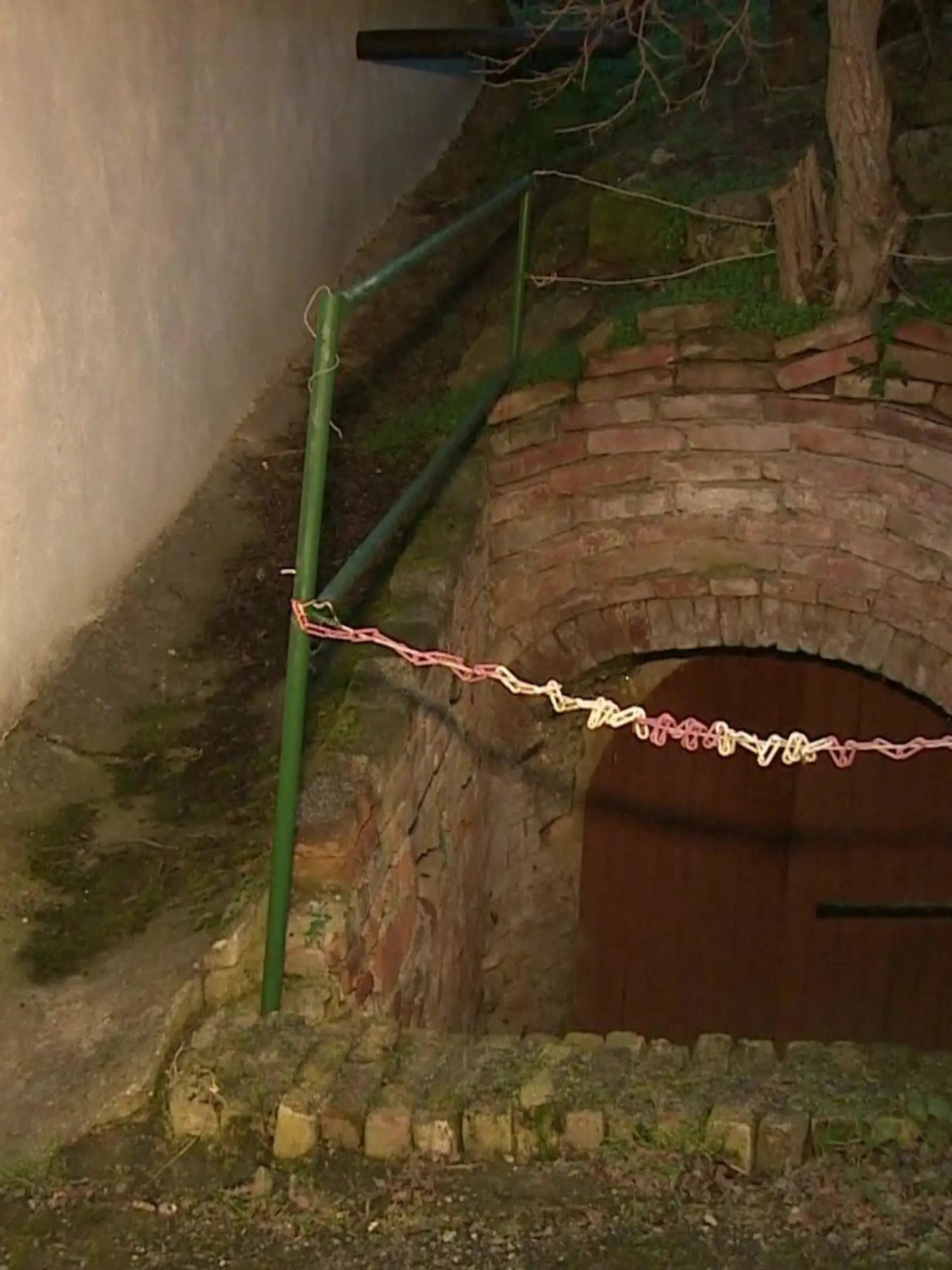 Obritz - Paar verschanzt sich mit kleinen Kindern in Keller