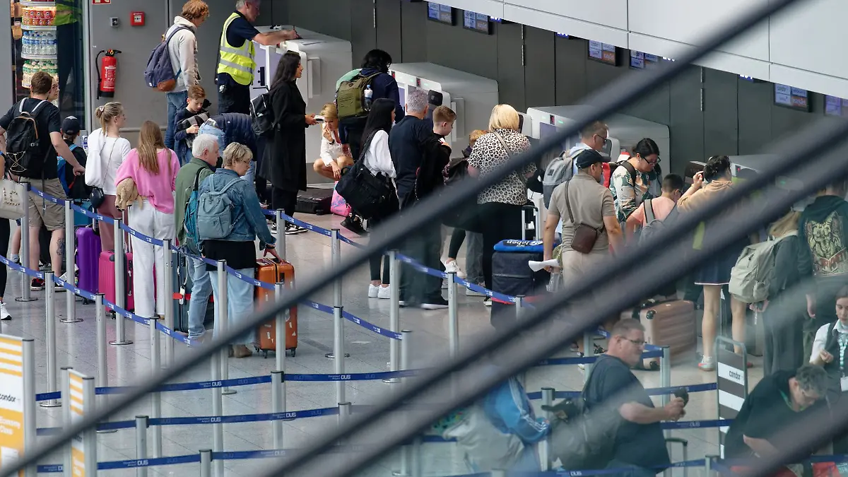 Am Flughafen Düsseldorf geben Reisende ihr Gepäck eigenständig auf.