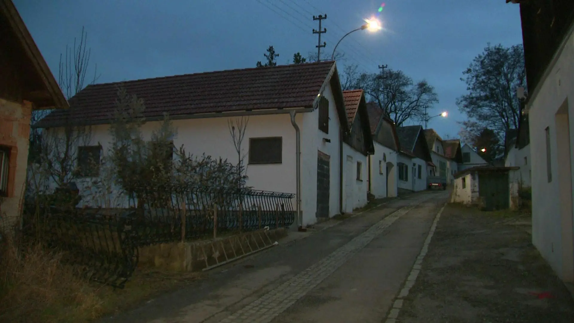 Obritz - Paar verschanzt sich mit kleinen Kindern in Keller