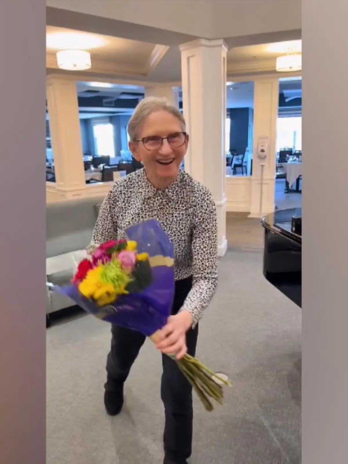 Als das "StoryPoint Senior Living Home" in den USA ein Video postet, in denen seine Seniorinnen zu Miley Cyrus' neustem Song "Flowers" tanzen, geht niemand davon aus, dass das Video solche Wellen schlägt. Innerhalb von wenigen Stunden geht das Video viral und die Omis werden von ihren Followern gefeiert. Nun warten alle darauf, dass Miley Cyrus ihnen vielleicht einen Besuch abstattet.