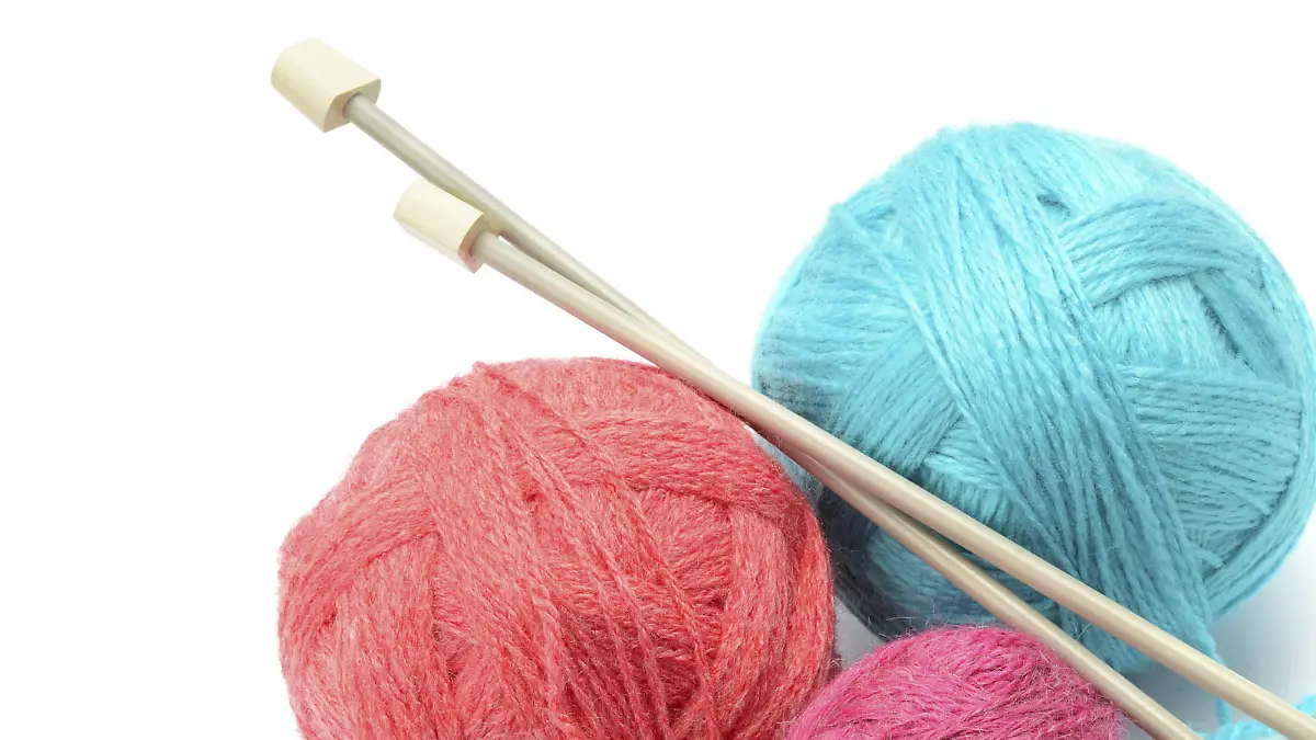Wolle und Stricknadeln