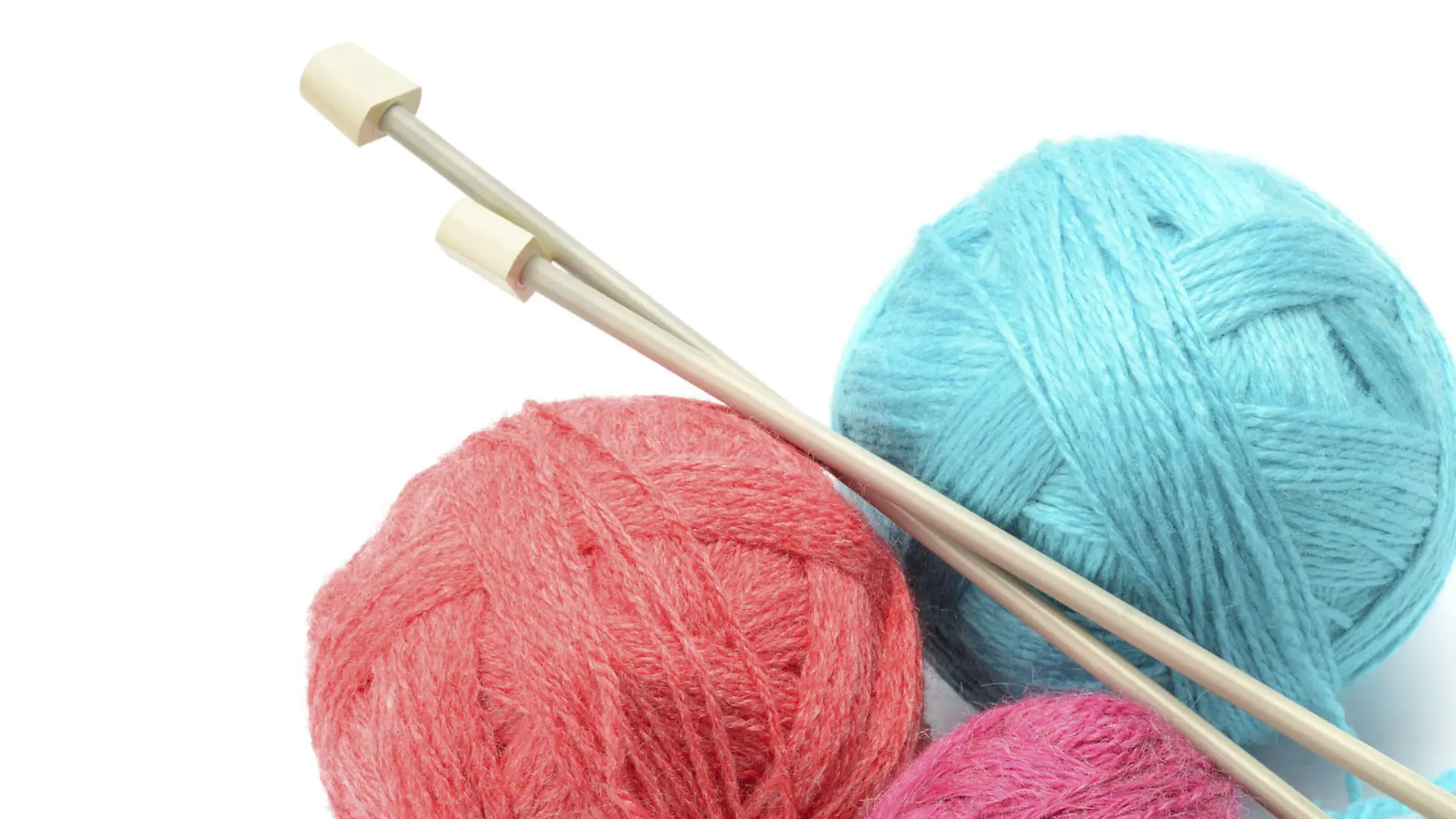 Wolle und Stricknadeln