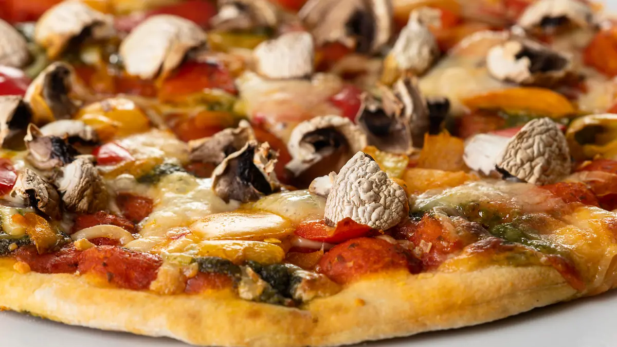 Pilzpizza auf einem weißen Teller