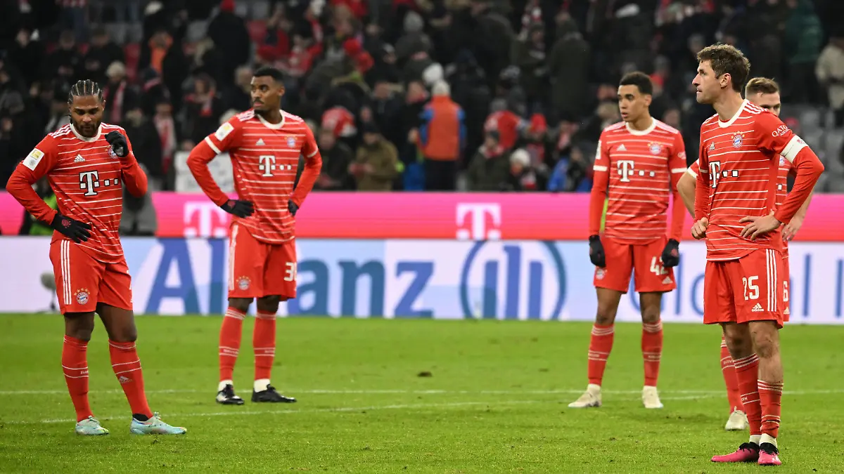28.01.2023, Bayern, München: Fußball: Bundesliga, Bayern München - Eintracht Frankfurt, 18. Spieltag in der Allianz Arena, Spieler von München stehen nach der Partie auf dem Platz. WICHTIGER HINWEIS: Gemäß den Vorgaben der DFL Deutsche Fußball Liga bzw. des DFB Deutscher Fußball-Bund ist es untersagt, in dem Stadion und/oder vom Spiel angefertigte Fotoaufnahmen in Form von Sequenzbildern und/oder videoähnlichen Fotostrecken zu verwerten bzw. verwerten zu lassen. Foto: Sven Hoppe/dpa +++ dpa-Bildfunk +++