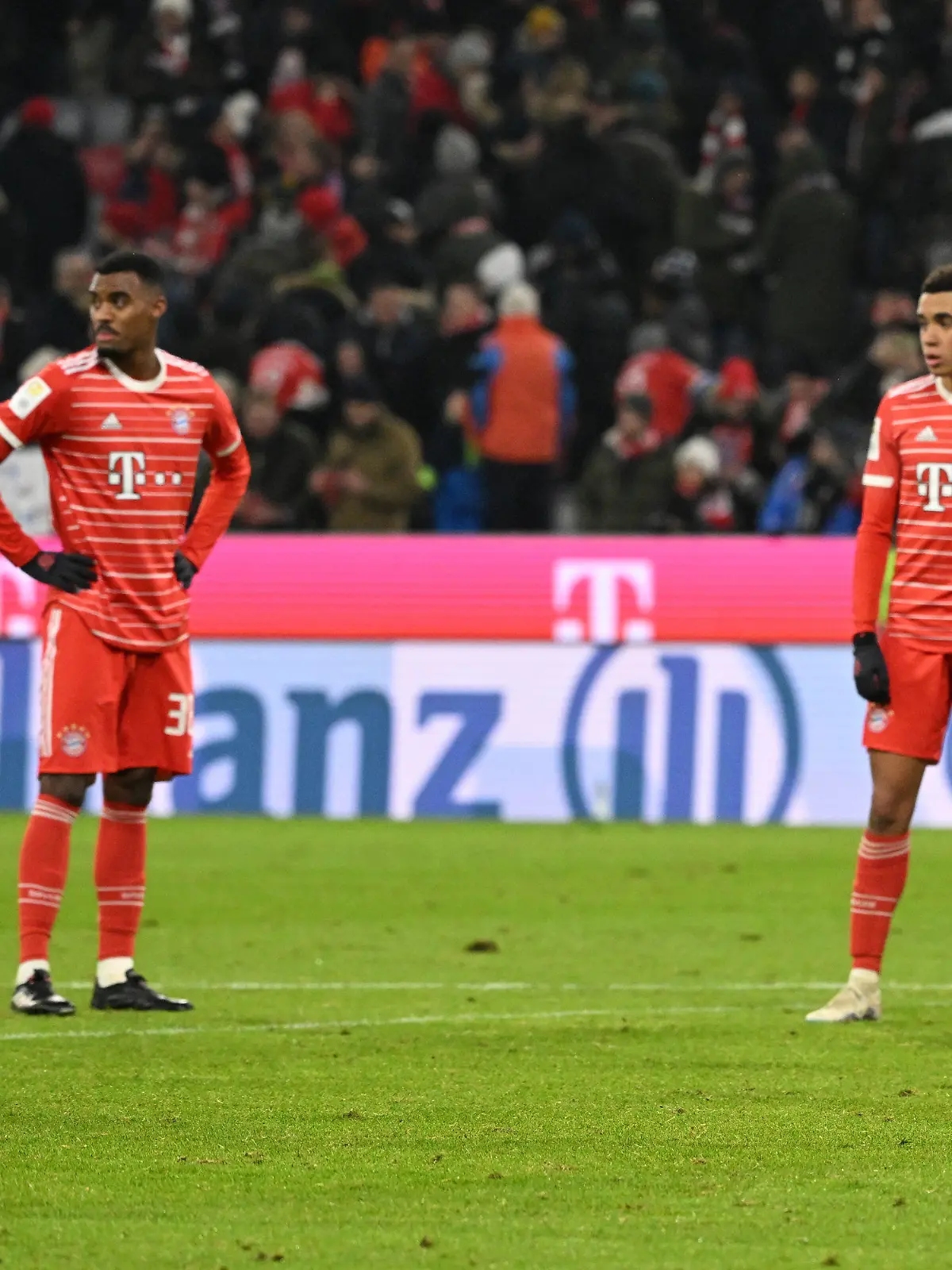 28.01.2023, Bayern, München: Fußball: Bundesliga, Bayern München - Eintracht Frankfurt, 18. Spieltag in der Allianz Arena, Spieler von München stehen nach der Partie auf dem Platz. WICHTIGER HINWEIS: Gemäß den Vorgaben der DFL Deutsche Fußball Liga bzw. des DFB Deutscher Fußball-Bund ist es untersagt, in dem Stadion und/oder vom Spiel angefertigte Fotoaufnahmen in Form von Sequenzbildern und/oder videoähnlichen Fotostrecken zu verwerten bzw. verwerten zu lassen. Foto: Sven Hoppe/dpa +++ dpa-Bildfunk +++