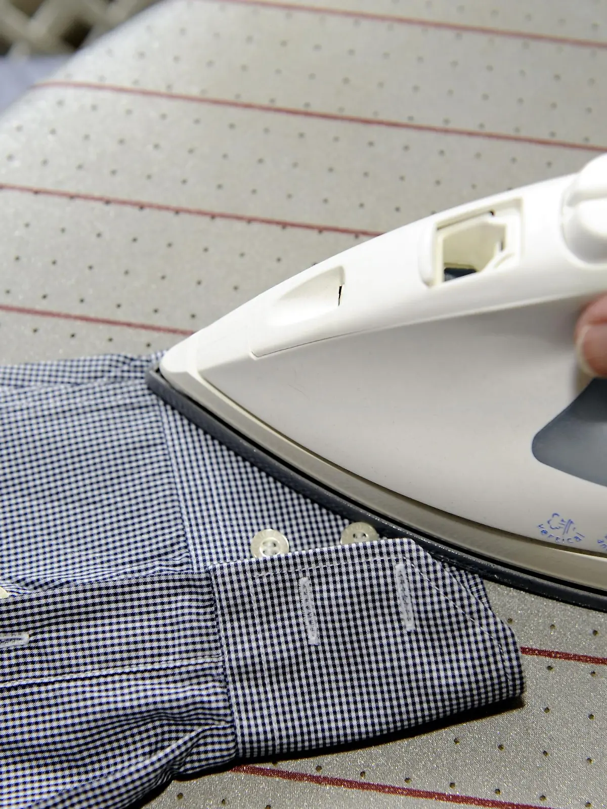 Housework. Ironing. Foto: LEHTIKUVA / Sari Gustafsson +++(c) dpa - Report+++