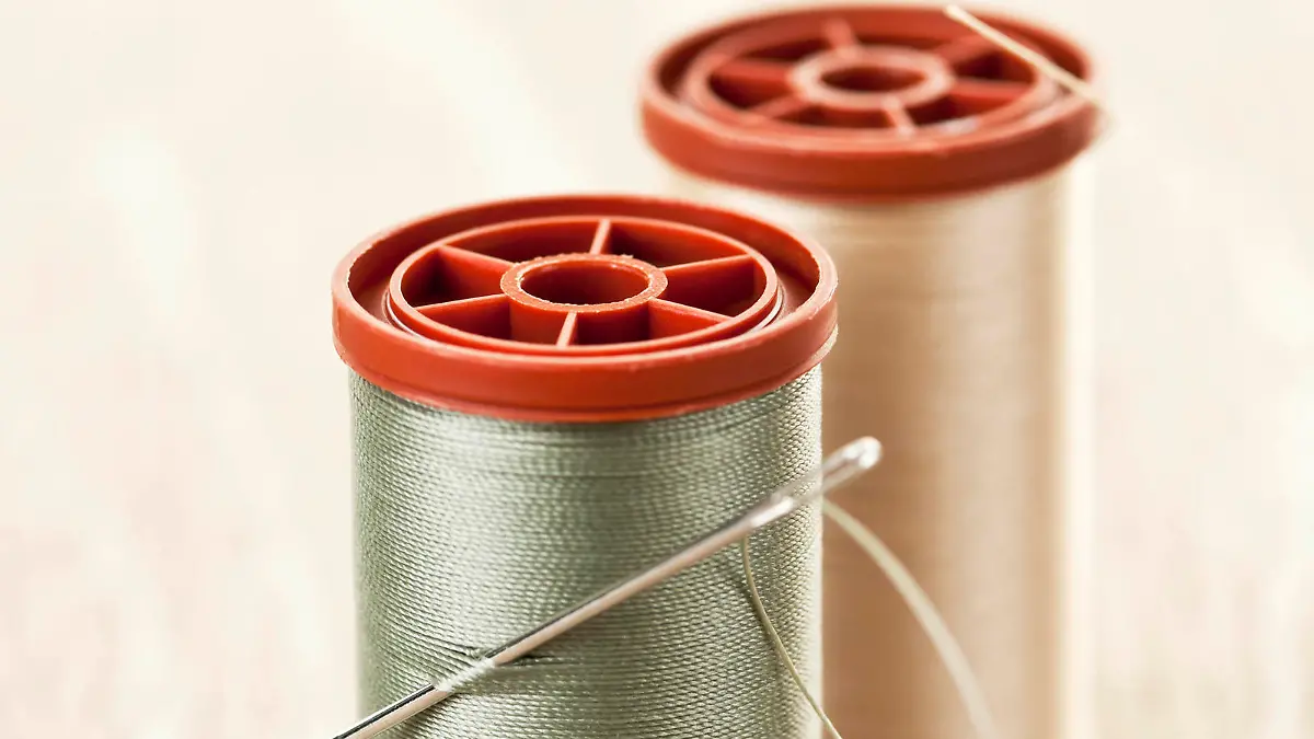 Spool of thread and needle, Spule des Fadens und der Nadel Keine Weitergabe an Drittverwerter.