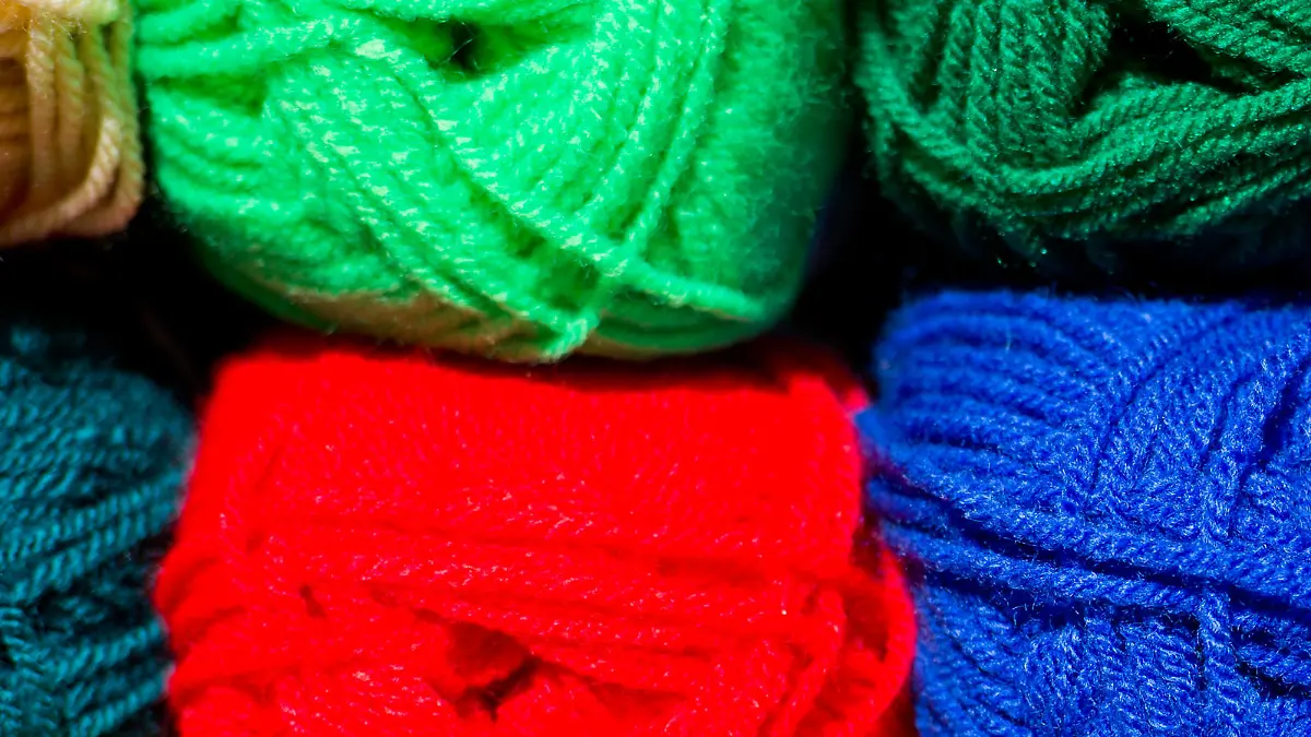 Bunte Wollknäuel liegen am 30.07.2012 in Bamberg (Oberfranken) in der Auslage vor einem Strickwarengeschäft. Foto: David Ebener dpa/lby/lth