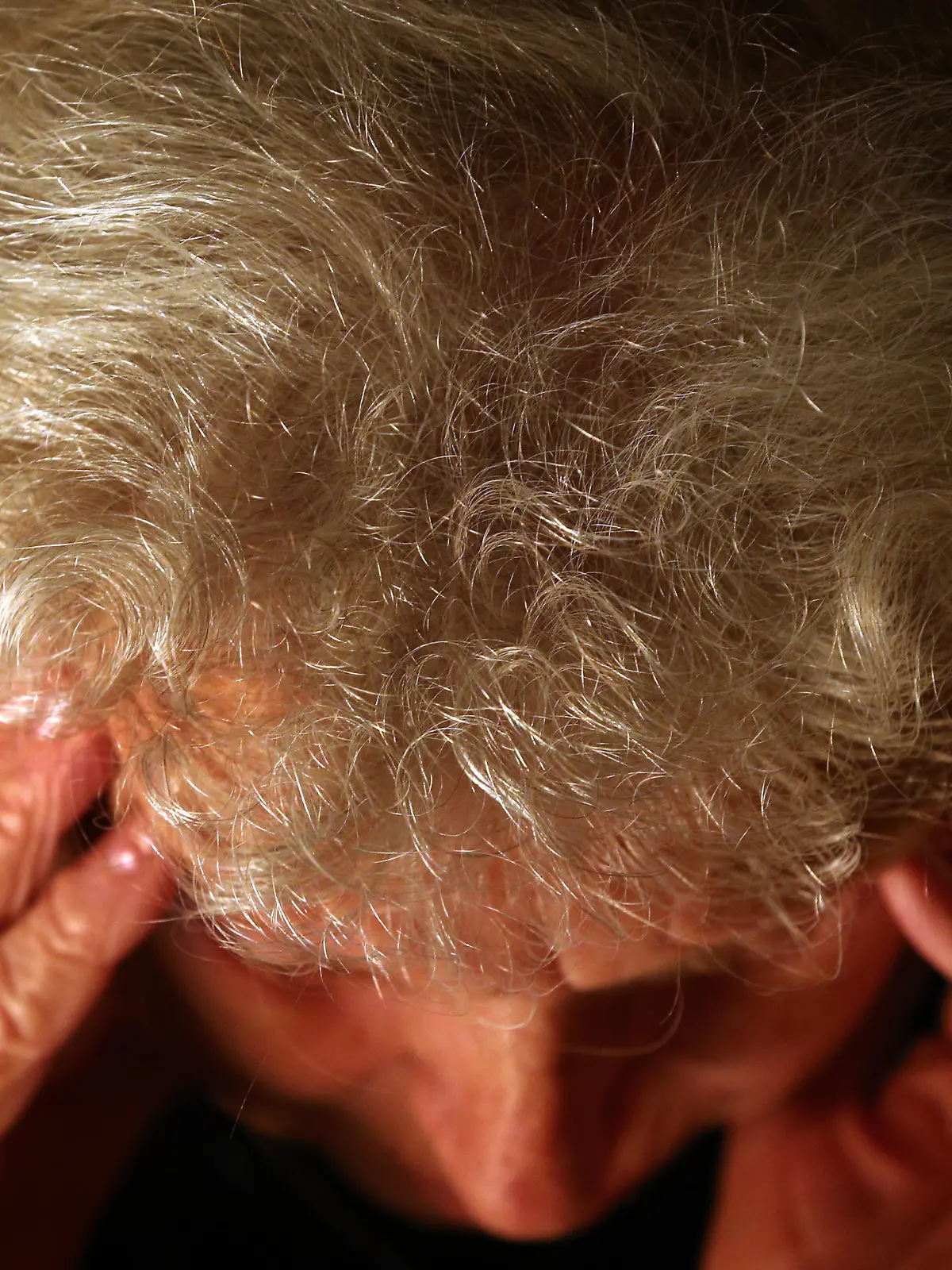 ILLUSTRATION - Gestelltes Bild zum Thema Demenz - Eine 86-jährige Frau greift sich am 08.06.2016 in Würzburg (Bayern) an den Kopf. Foto: Karl-Josef Hildenbrand/dpa (zu dpa «Bundestag stimmt über Neuregelung der Demenzforschung ab» vom 08.11.2016) +++(c) dpa - Bildfunk+++