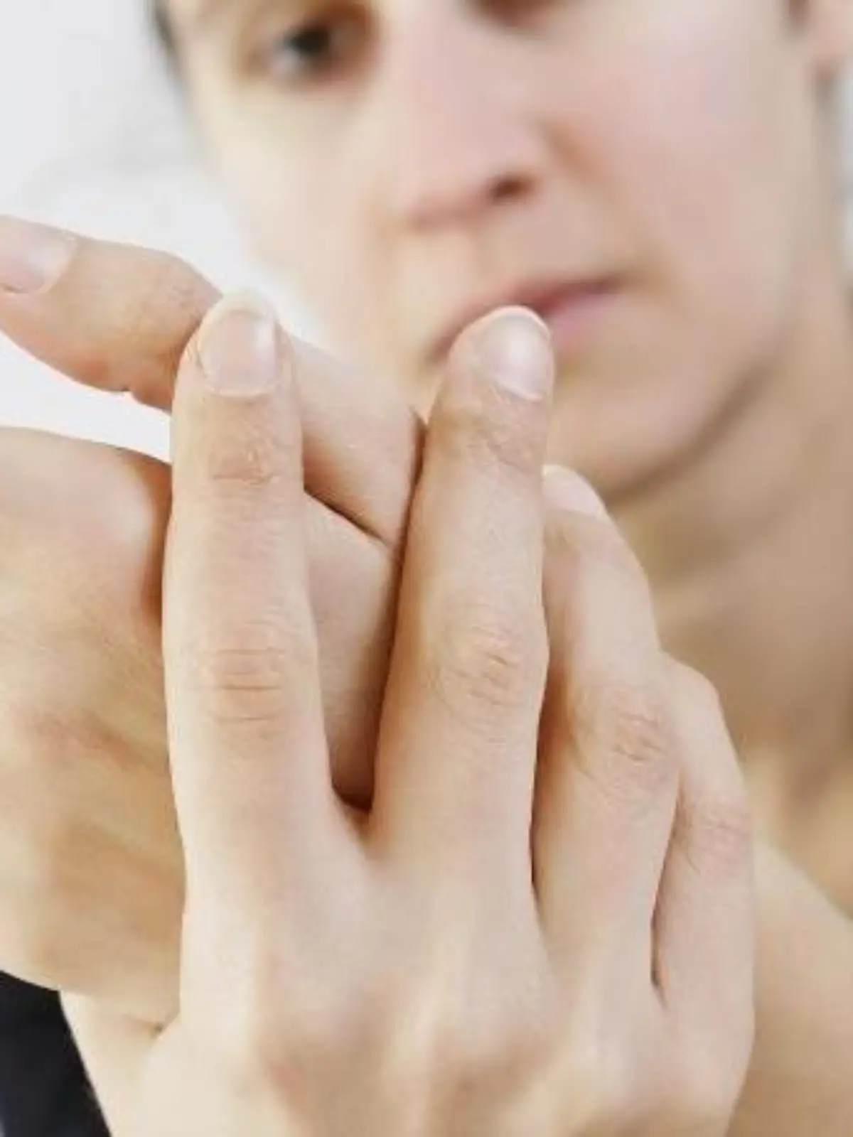 Bei rheumatoider Arthritis halten die Beschwerden zunächst oft trotz einer medikamentösen Therapie an. Vielen Betroffenen erscheinen dann Naturheilverfahren als verlockende Alternative. Foto: Monique Wüstenhagen