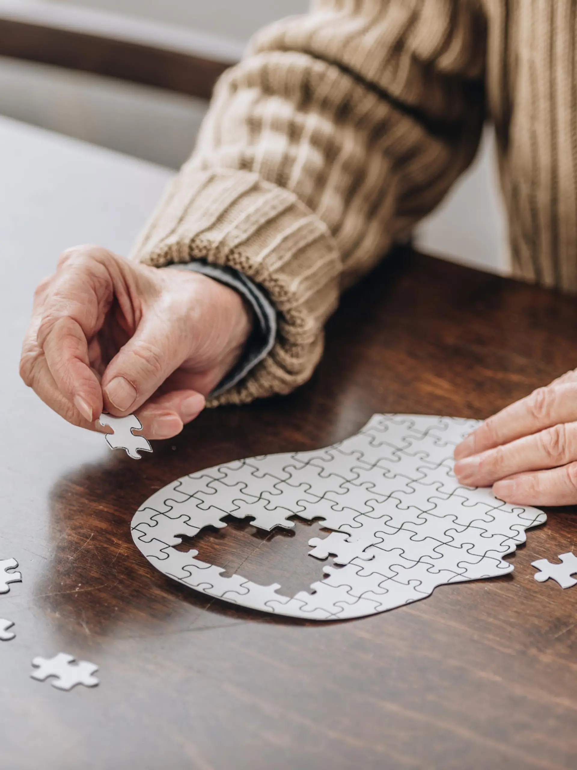 alter Mann puzzelt