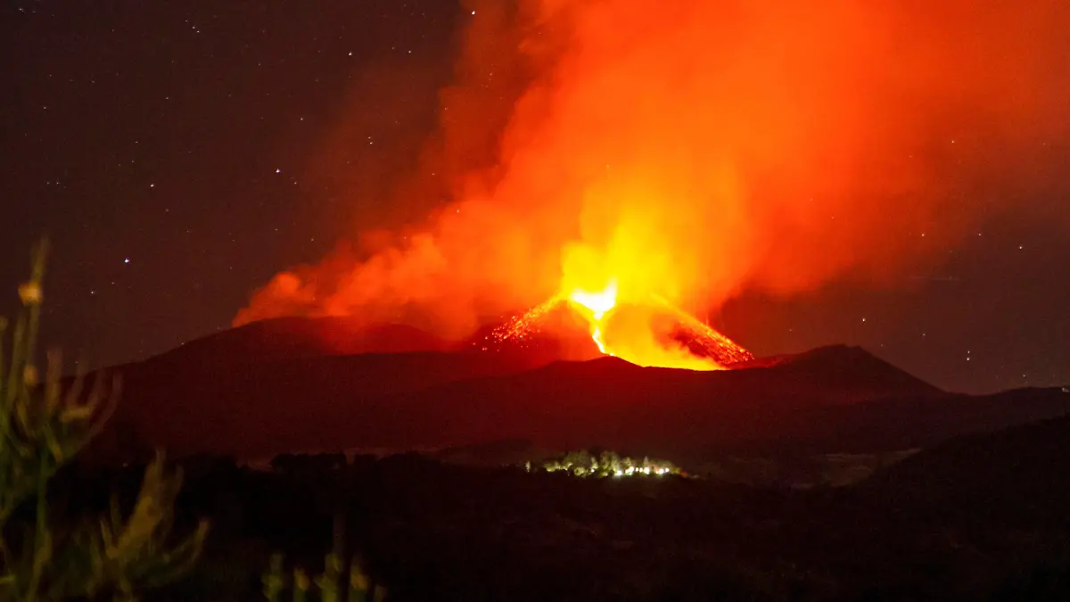 14.08.2023, Italien, Nicolosi: Lavaströme fließen aus dem Ätna-Vulkan vom Südostkrater in Nicolosi. Der Vulkan Ätna auf der italienischen Mittelmeerinsel Sizilien hat erneut Lava und Asche gespuckt. Foto: Salvatore Allegra/AP/dpa +++ dpa-Bildfunk +++
