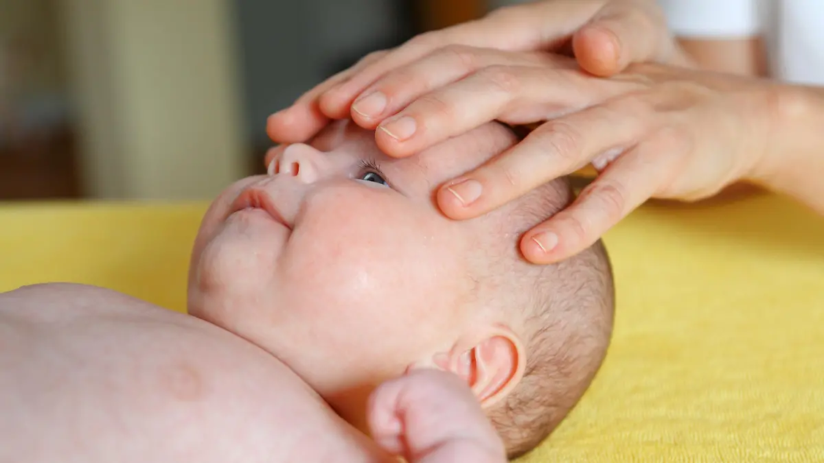 Ganzheitliche Kindertherapie. Osteopathie f¬?r Babys und Kleinkinder in der Praxis f¬?r Krankengymnastik von Monika Mester in Troisdorf-Spich. Die osteopathische Therapie bei einem Baby dient zur Erkennung und Behandlung von FunktionsstÀÜrungen, die von Schwangerschaft, Geburt oder anderen ‚Ä8uÔ_Çerlichen Einfl¬?ssen herr¬?hren kÀÜnnen. (model released) Troisdorf, Nordrhein-Westfalen, Deutschland, 13.06.2008