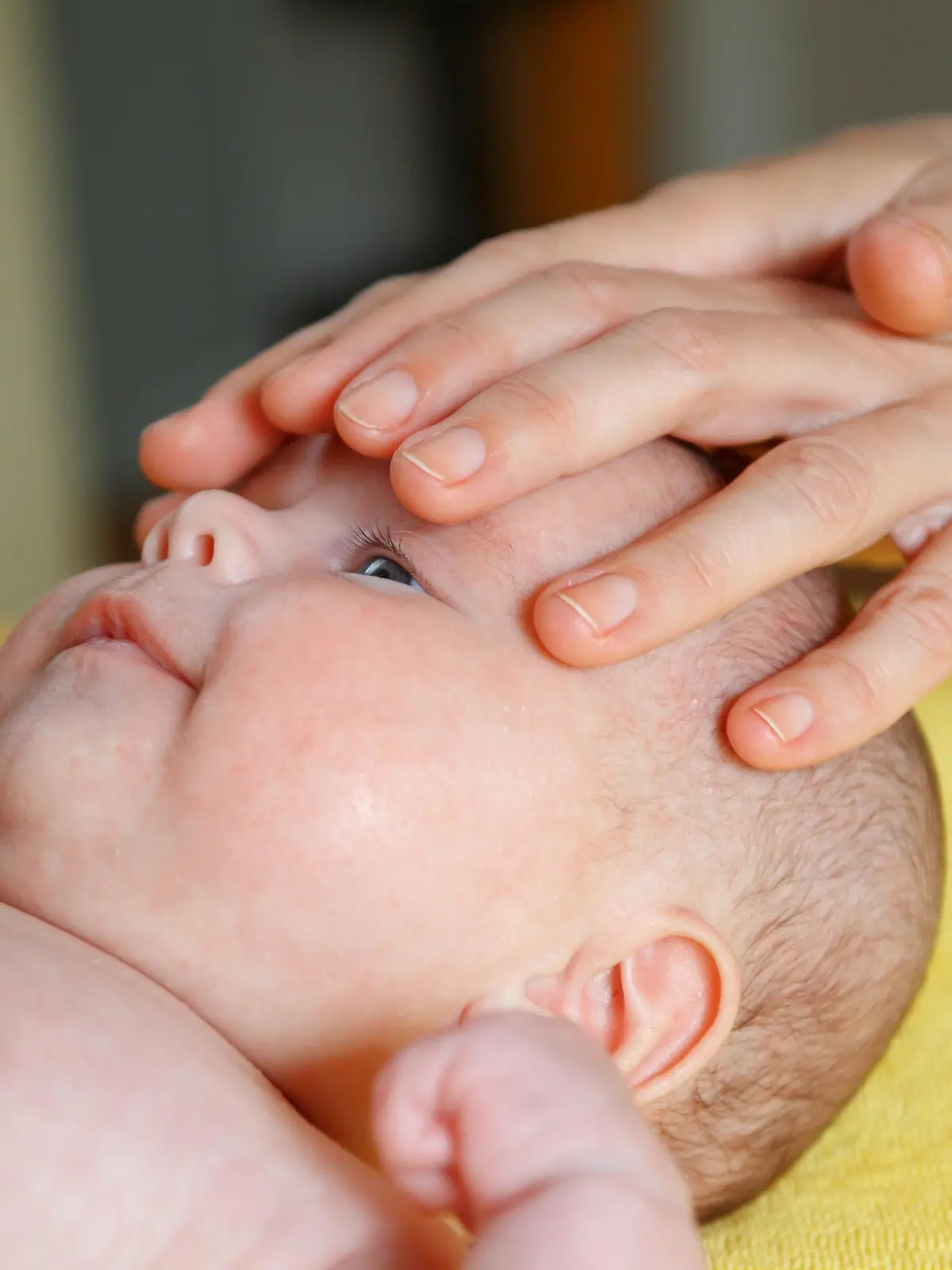 Ganzheitliche Kindertherapie. Osteopathie f¬?r Babys und Kleinkinder in der Praxis f¬?r Krankengymnastik von Monika Mester in Troisdorf-Spich. Die osteopathische Therapie bei einem Baby dient zur Erkennung und Behandlung von FunktionsstÀÜrungen, die von Schwangerschaft, Geburt oder anderen ‚Ä8uÔ_Çerlichen Einfl¬?ssen herr¬?hren kÀÜnnen. (model released) Troisdorf, Nordrhein-Westfalen, Deutschland, 13.06.2008