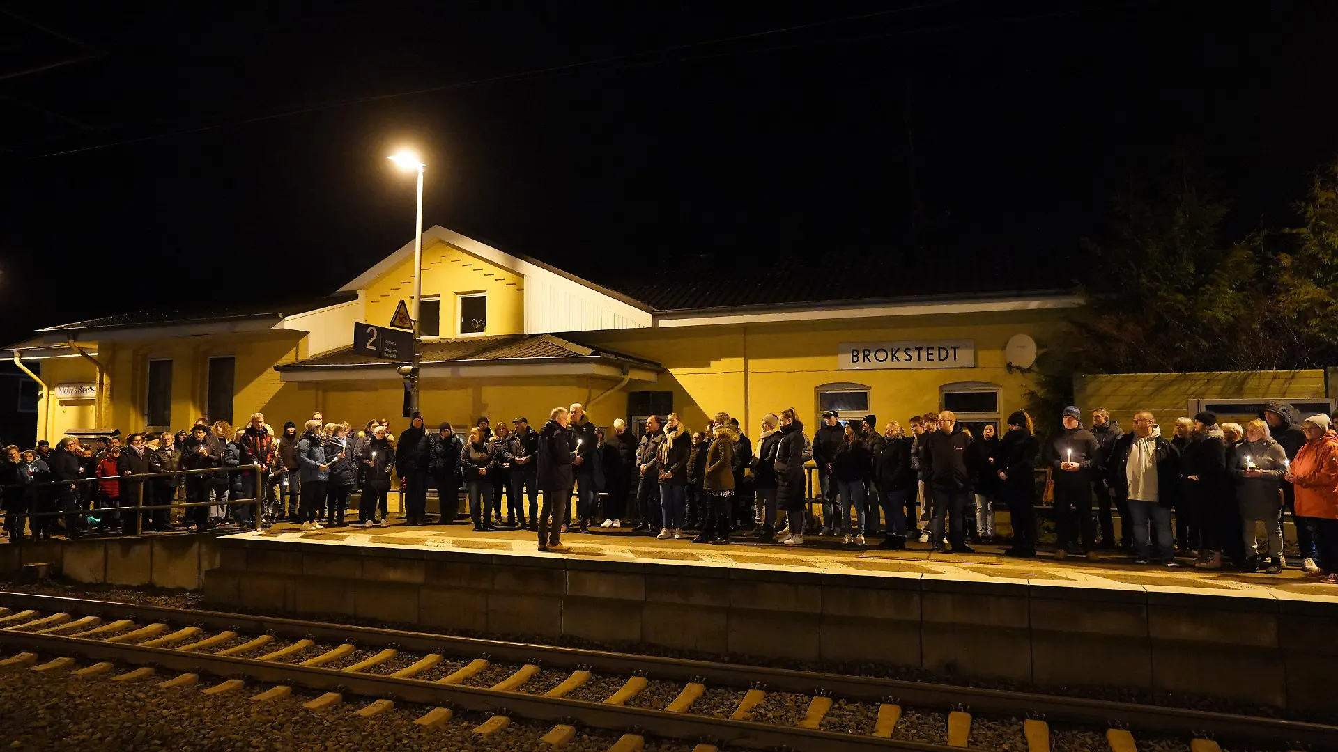26.01.2023, Schleswig-Holstein, Brokstedt: Einwohner der Kleinstadt Brokstedt gedenken am Abend der Opfer der Messerattacke auf dem Bahnsteig im Bahnhof von Brokstedt. Bei der Messerattacke in einem Regionalzug von Kiel nach Hamburg sind am 25.01.2023 zwei Menschen getötet und sieben verletzt worden. Foto: Marcus Brandt/dpa +++ dpa-Bildfunk +++
