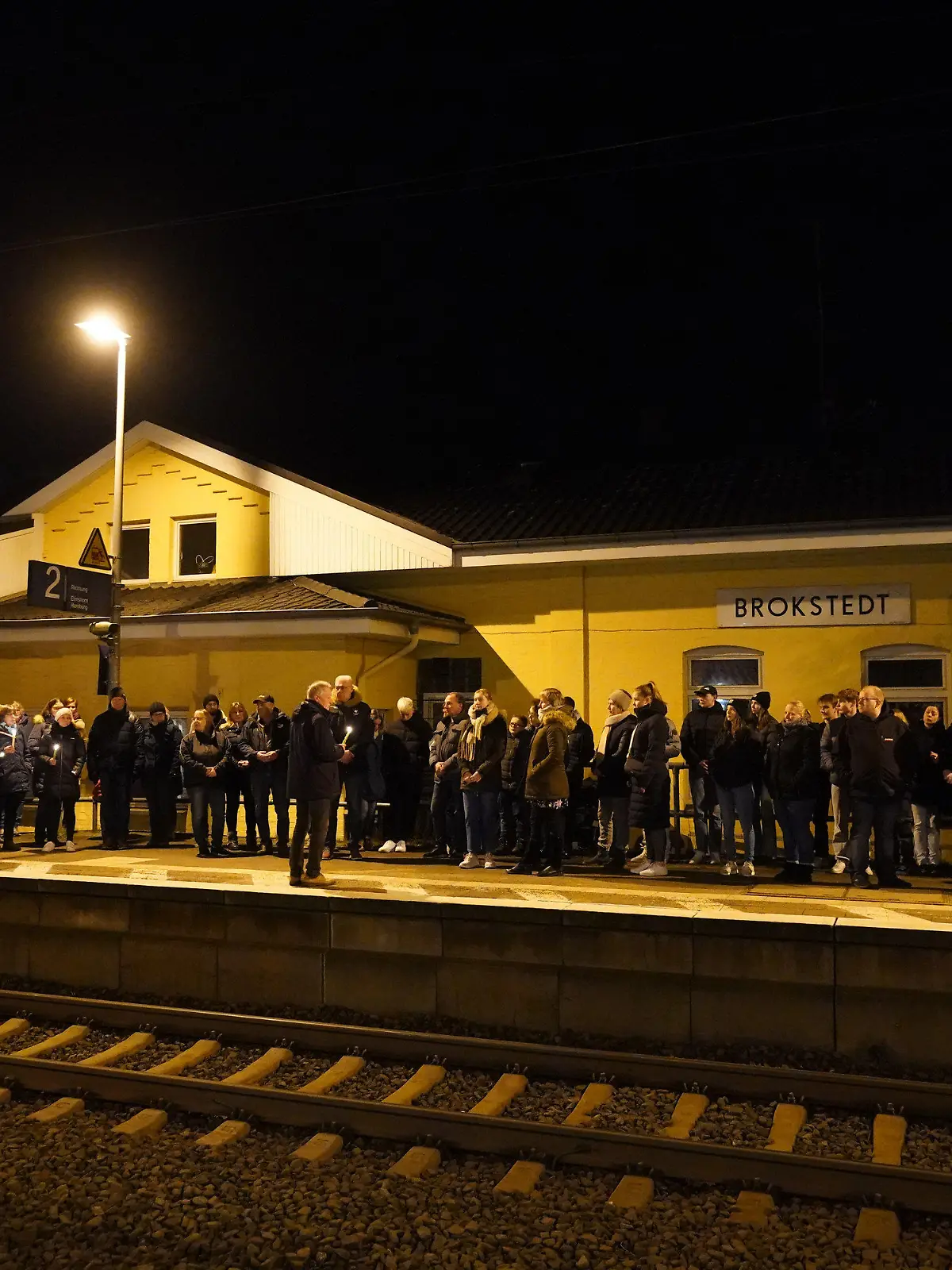 26.01.2023, Schleswig-Holstein, Brokstedt: Einwohner der Kleinstadt Brokstedt gedenken am Abend der Opfer der Messerattacke auf dem Bahnsteig im Bahnhof von Brokstedt. Bei der Messerattacke in einem Regionalzug von Kiel nach Hamburg sind am 25.01.2023 zwei Menschen getötet und sieben verletzt worden. Foto: Marcus Brandt/dpa +++ dpa-Bildfunk +++
