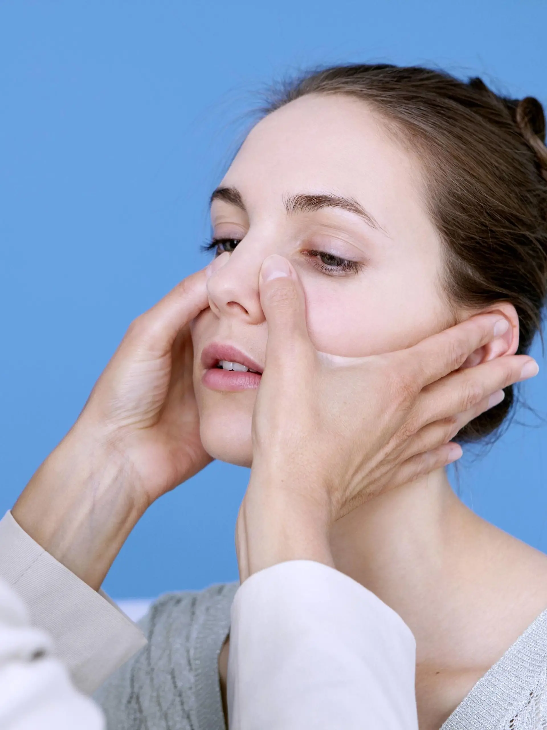 Doctor examining a patient's sinuses. | Verwendung weltweit, Keine Weitergabe an Wiederverkäufer.